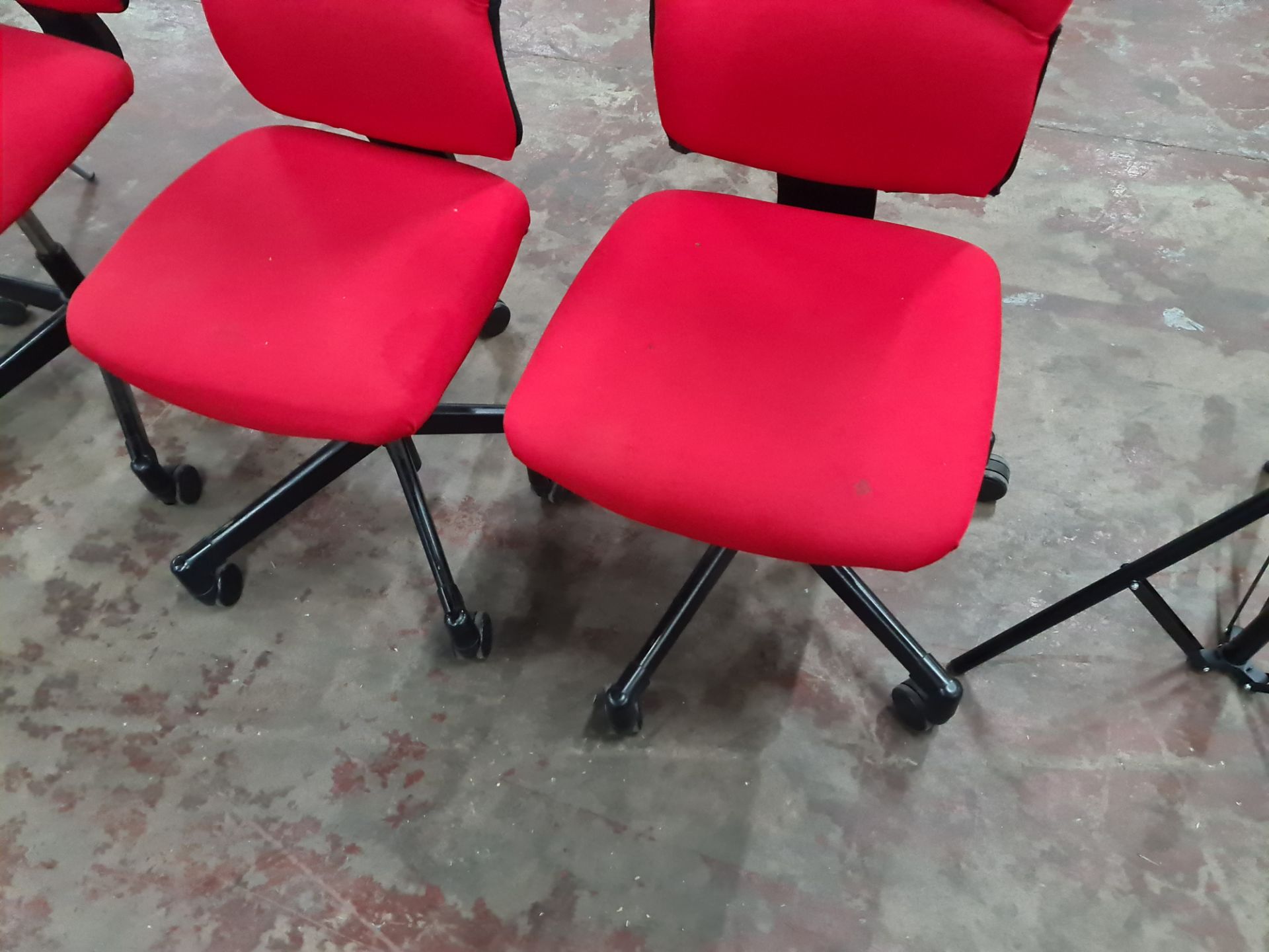 3 off matching red fabric operators chairs - Image 2 of 5