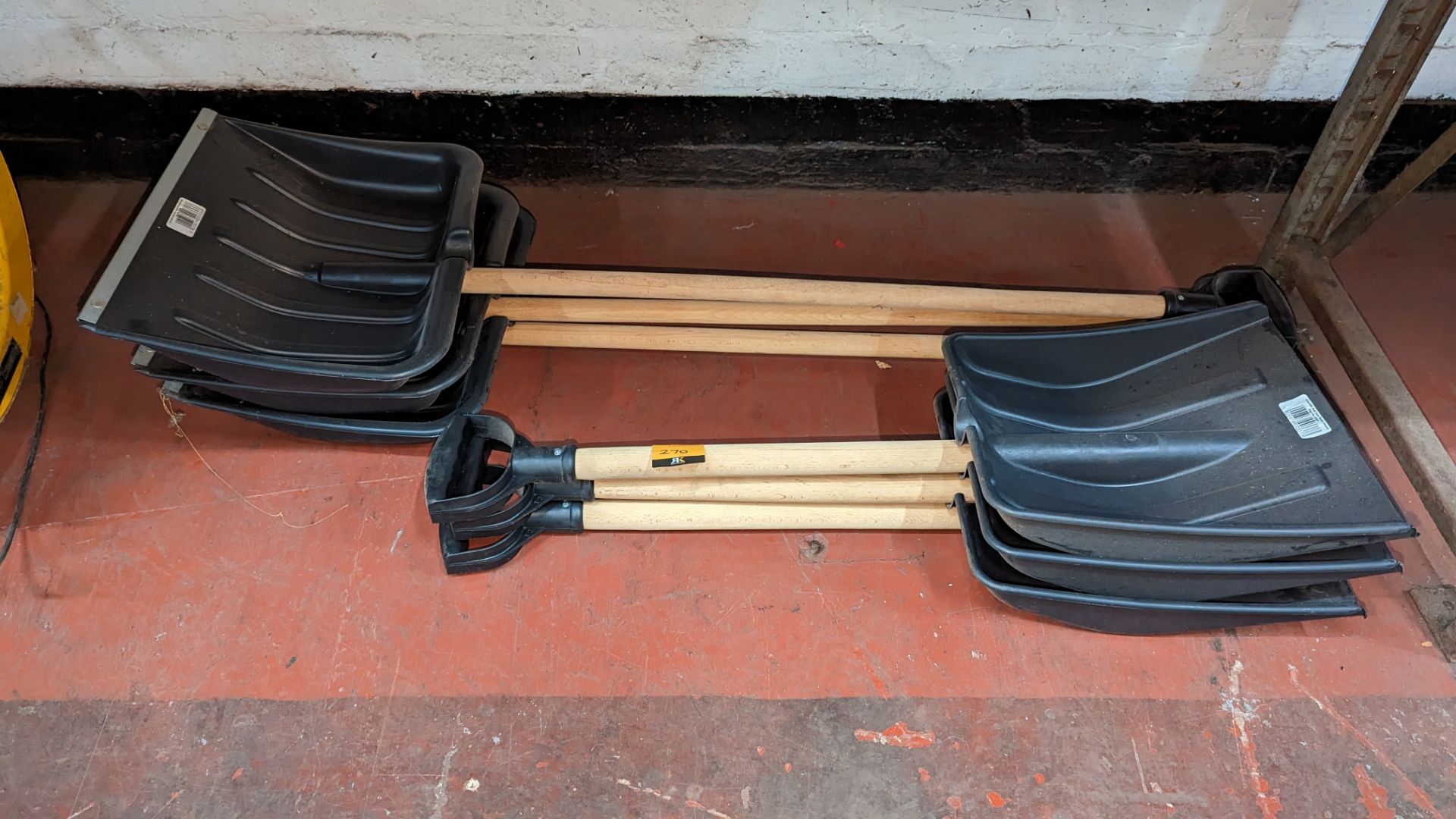 6 sub-zero snow shovels in two assorted sizes - Image 2 of 5