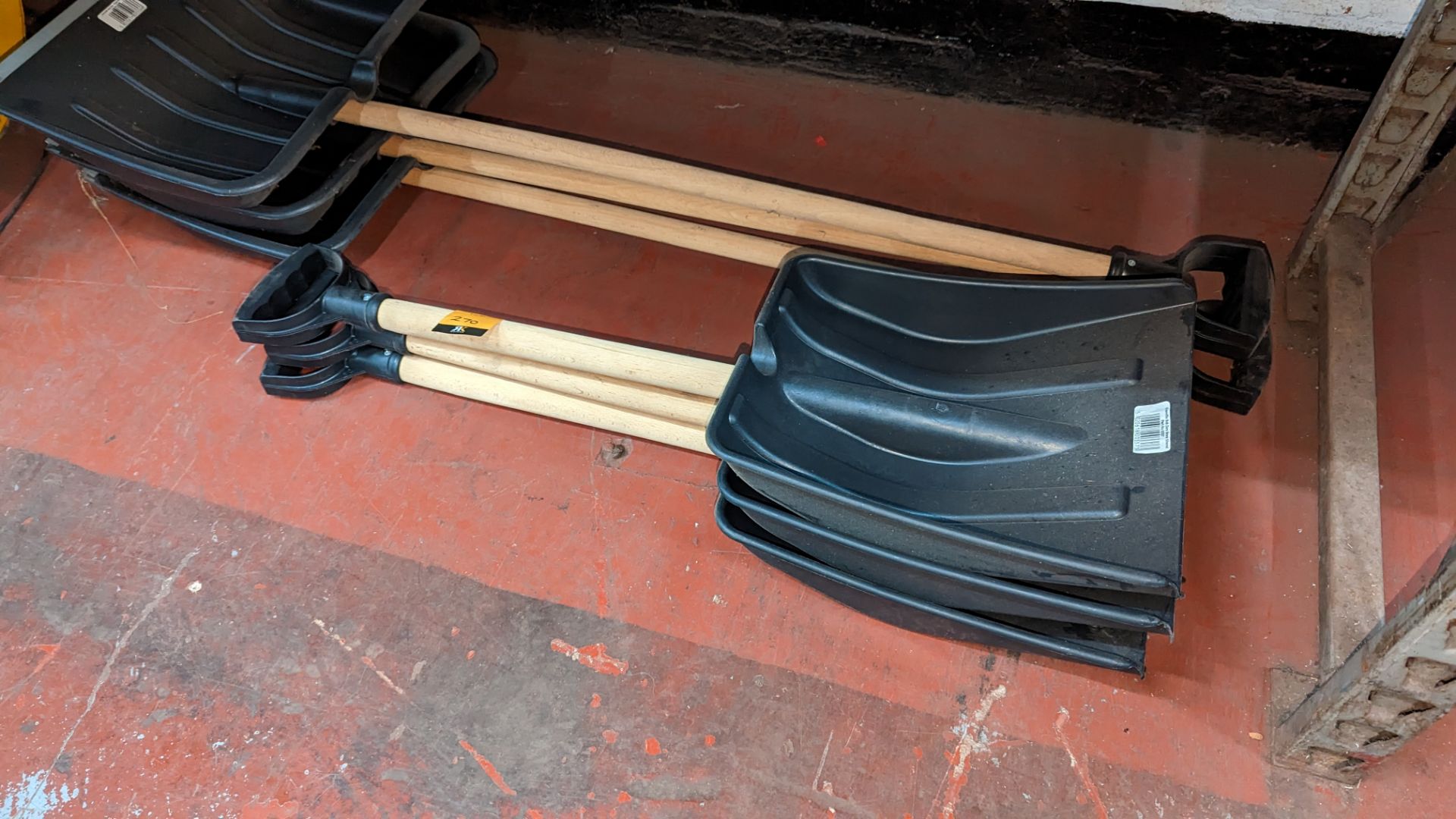 6 sub-zero snow shovels in two assorted sizes - Image 4 of 5
