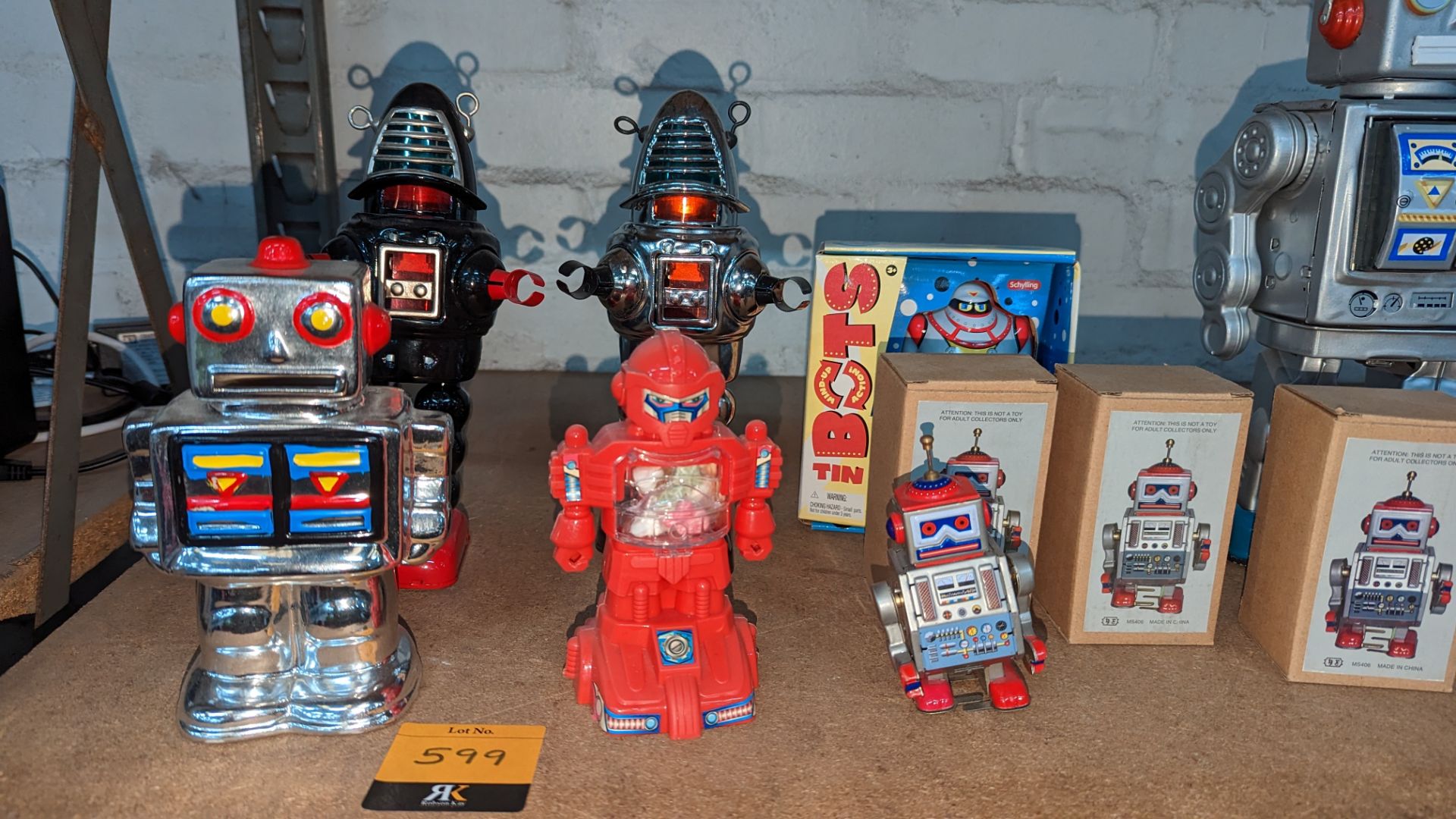 10 off assorted robots including dispensers, wind-up toys, money box & more - Image 3 of 5