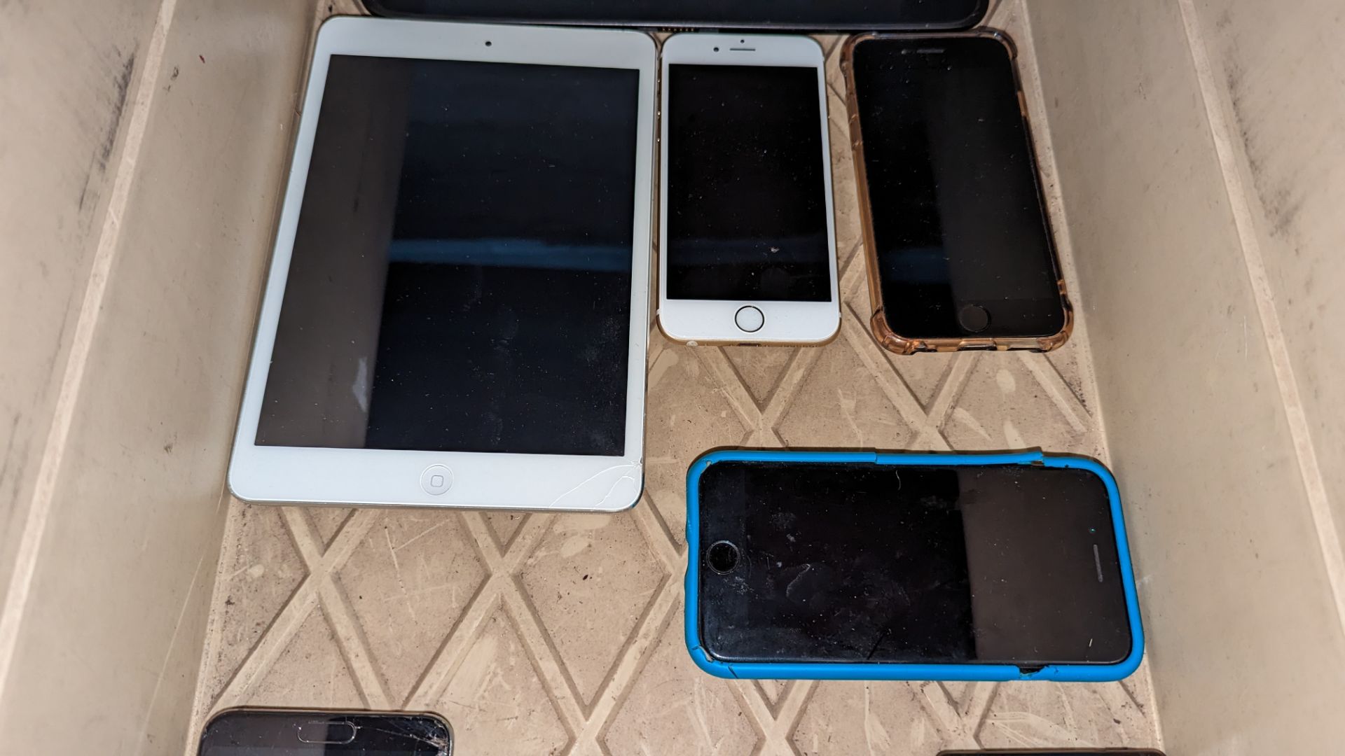 Mixed tablet/phone lot comprising iPad, Nexus tablet, 4 assorted iPhones, Nokia phone & Galaxy phone - Image 5 of 14