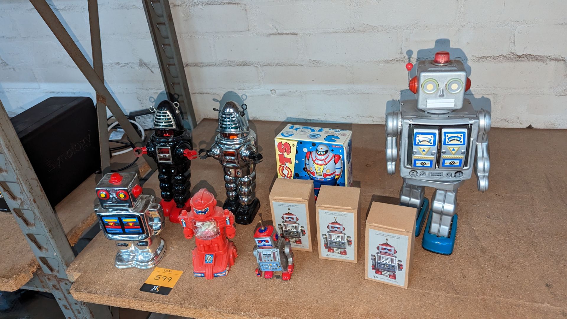 10 off assorted robots including dispensers, wind-up toys, money box & more - Image 5 of 5