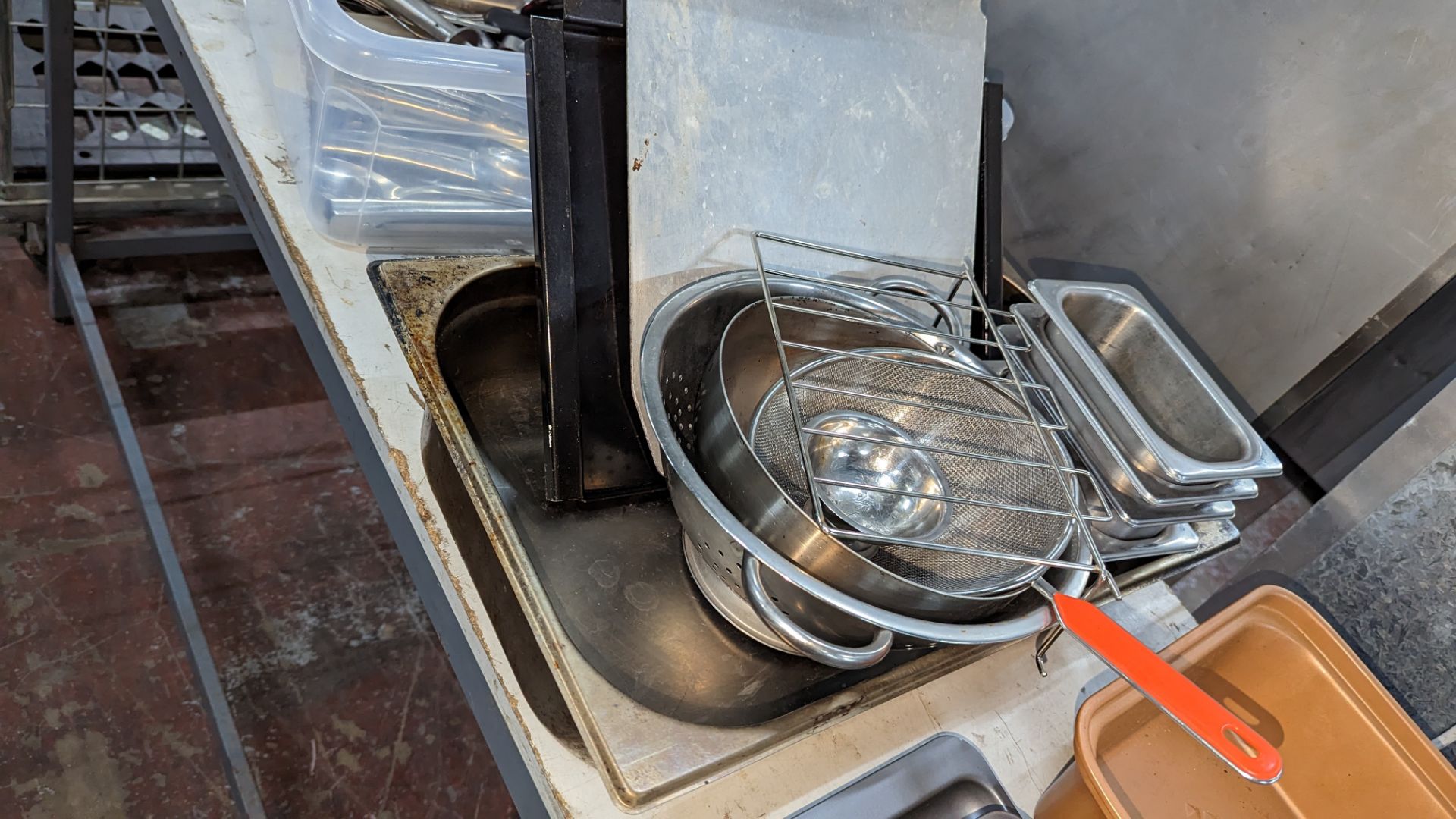 Quantity of trays & utensils - Image 5 of 6