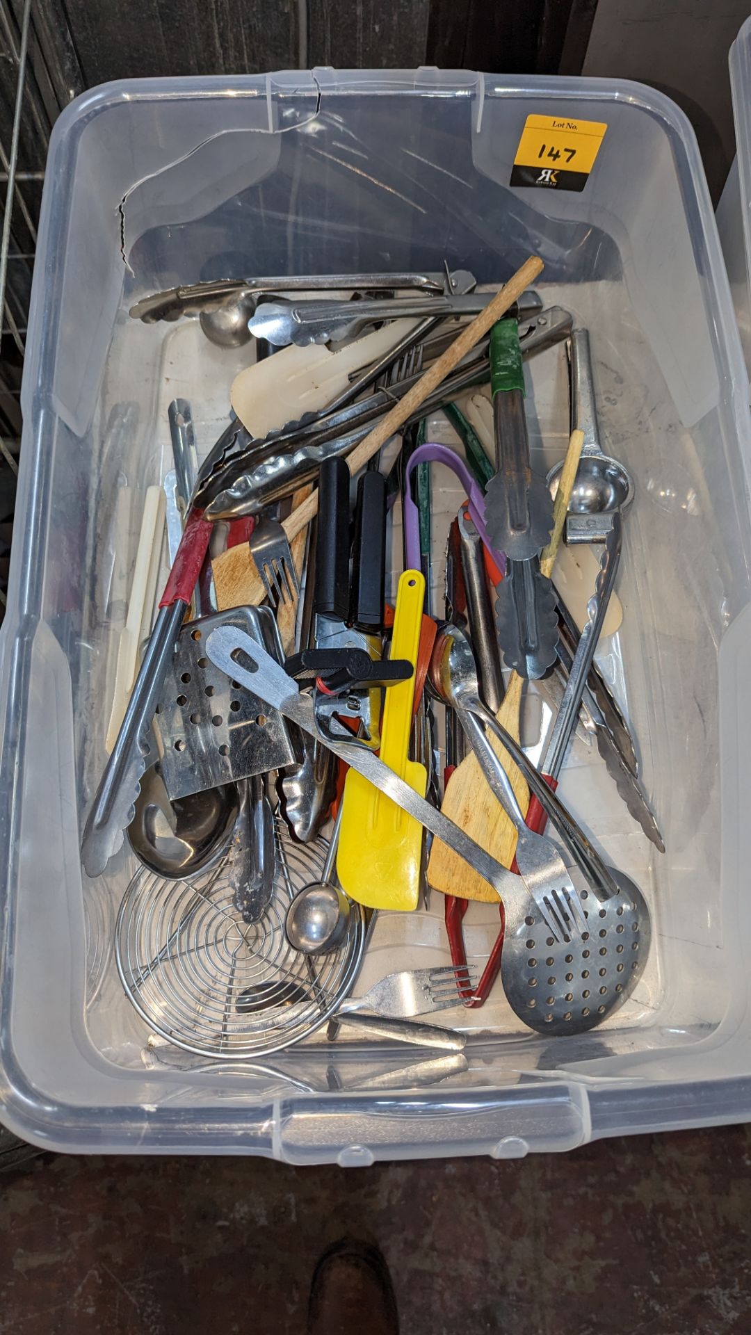 The contents of a crate of utensils - Image 2 of 3