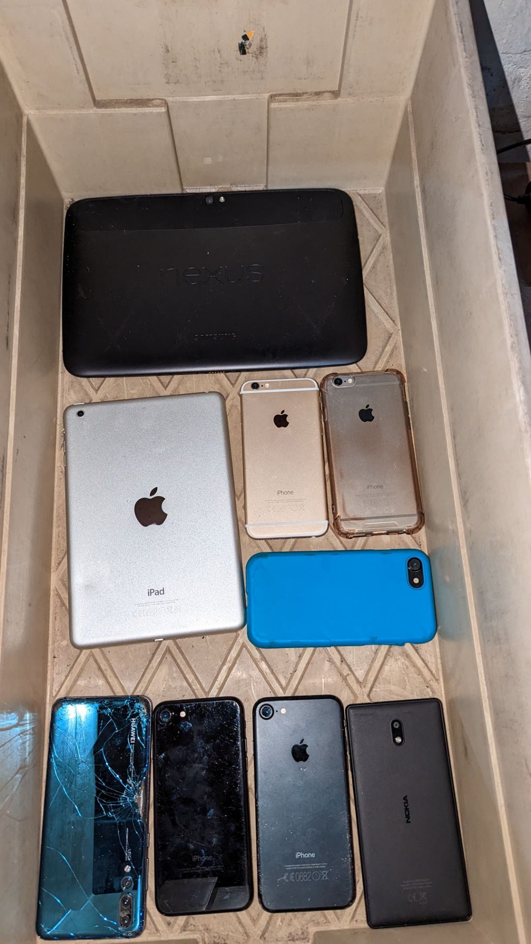 Mixed tablet/phone lot comprising iPad, Nexus tablet, 4 assorted iPhones, Nokia phone & Galaxy phone - Image 7 of 14