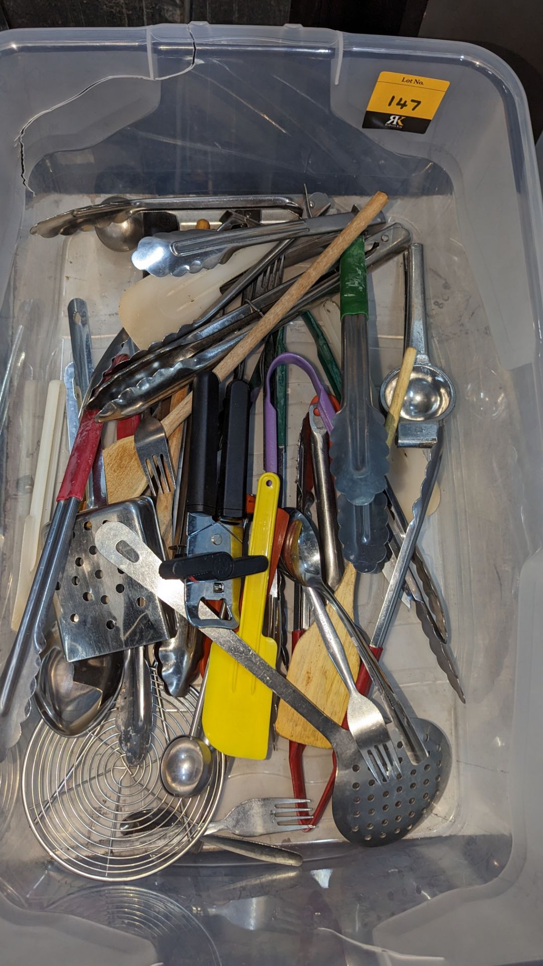 The contents of a crate of utensils - Image 3 of 3