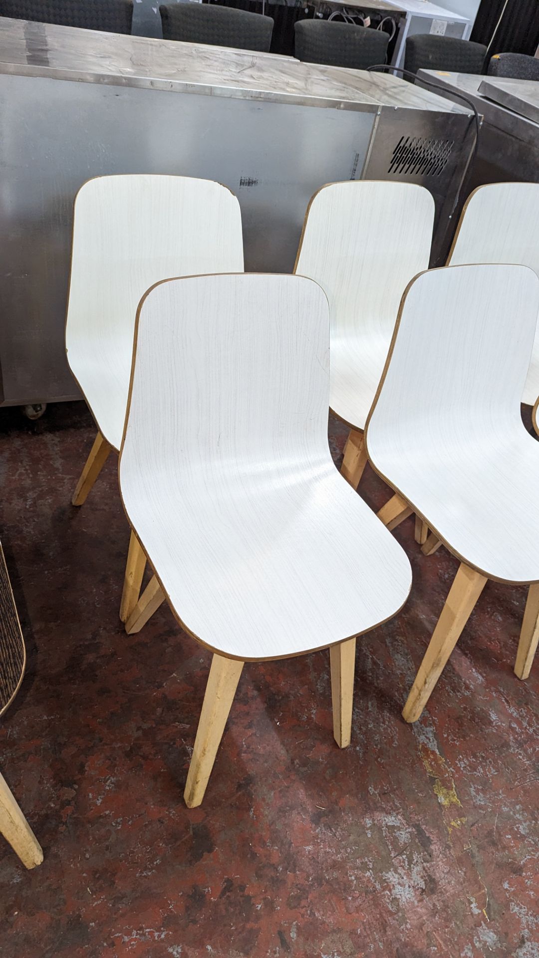 6 matching wooden chairs with white painted bases. NB these chairs look the same style, but a diffe - Image 5 of 5