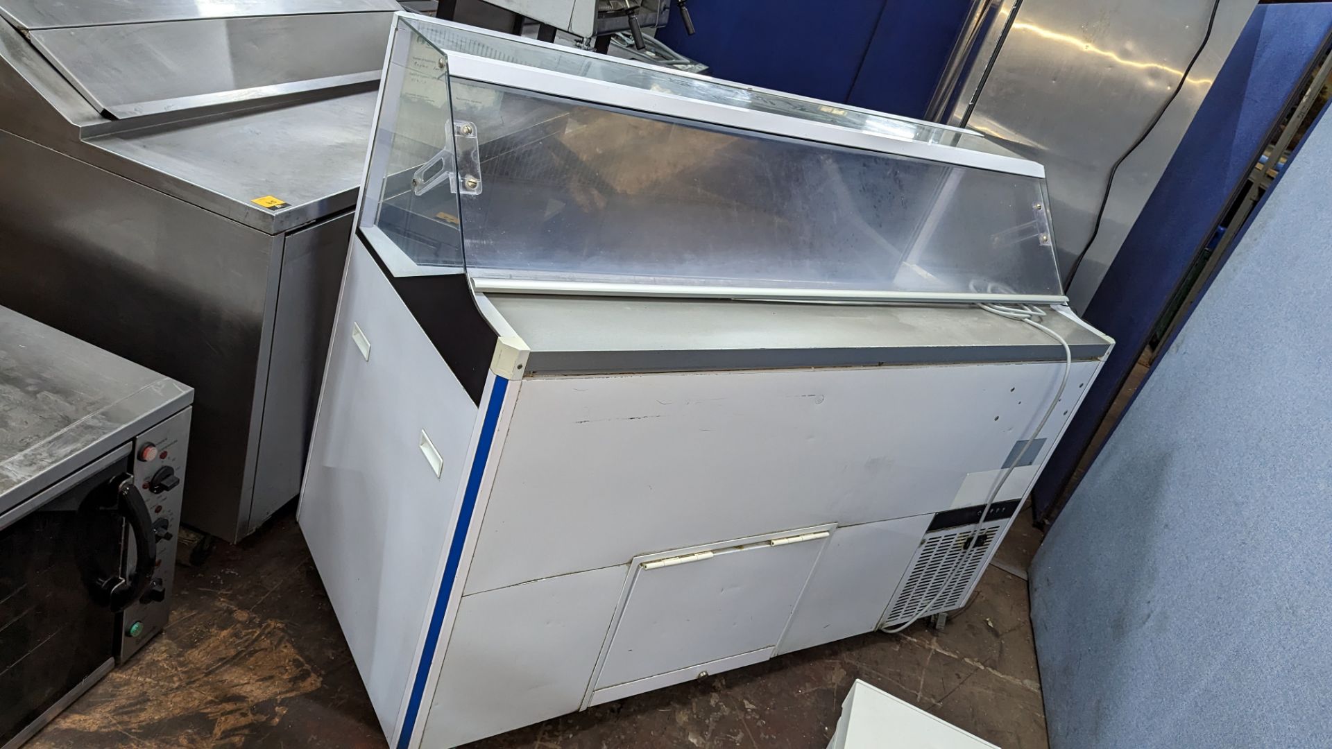 Refrigerated mobile ice cream counter, approximately 166cm wide - Image 4 of 9