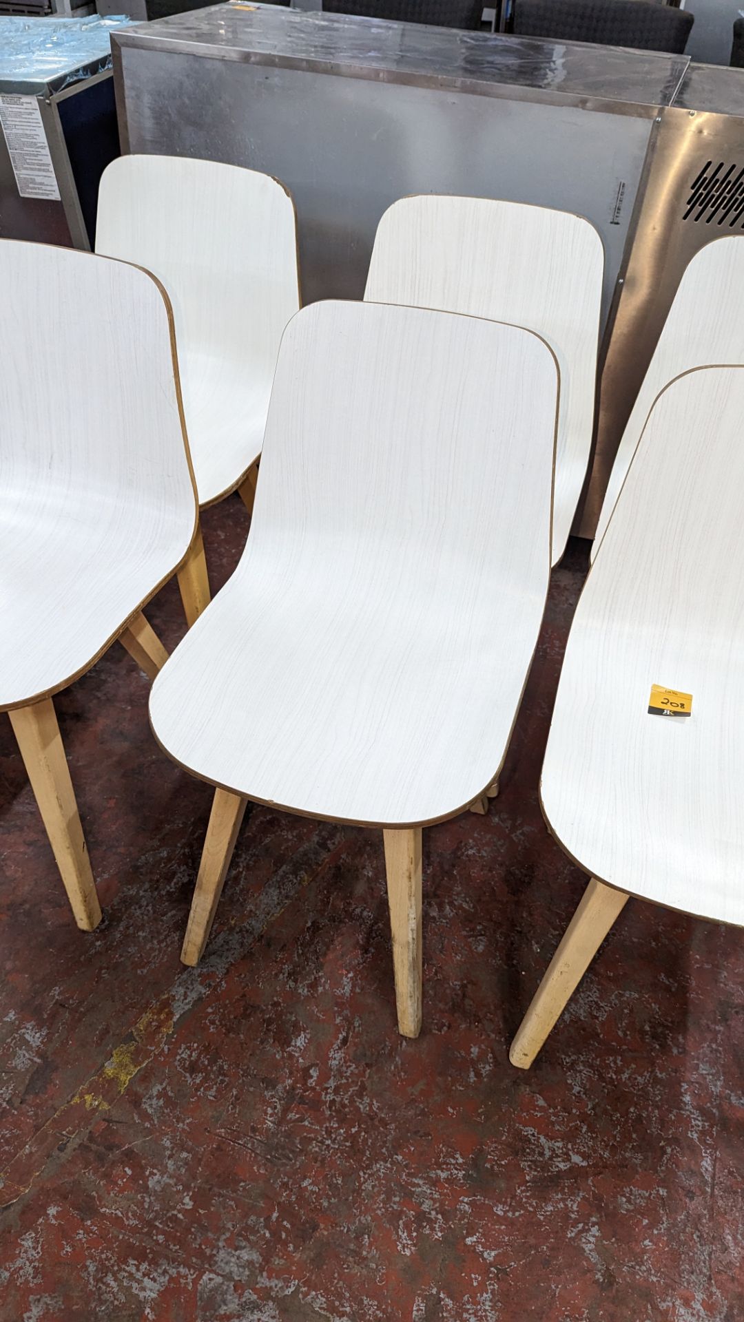 6 matching wooden chairs with white painted bases. NB these chairs look the same style, but a diffe - Image 4 of 5