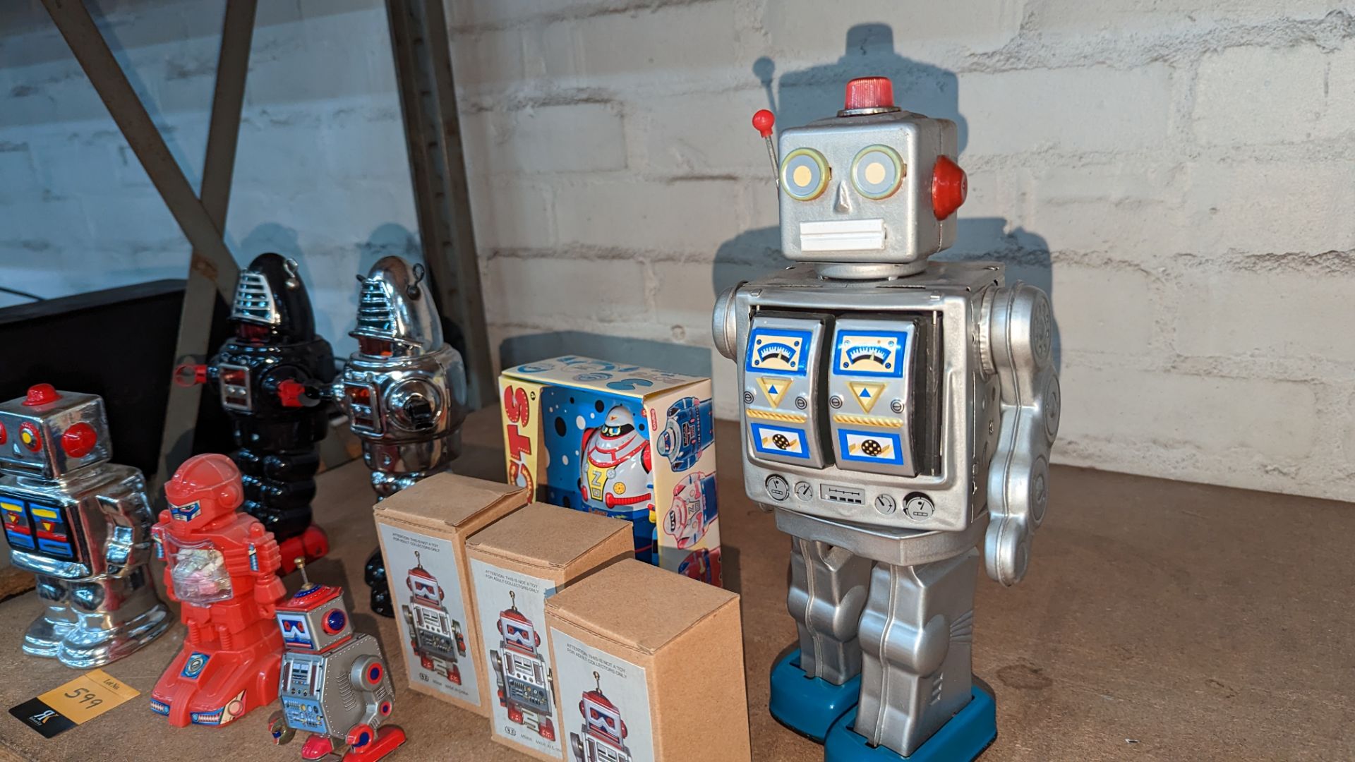 10 off assorted robots including dispensers, wind-up toys, money box & more - Image 4 of 5