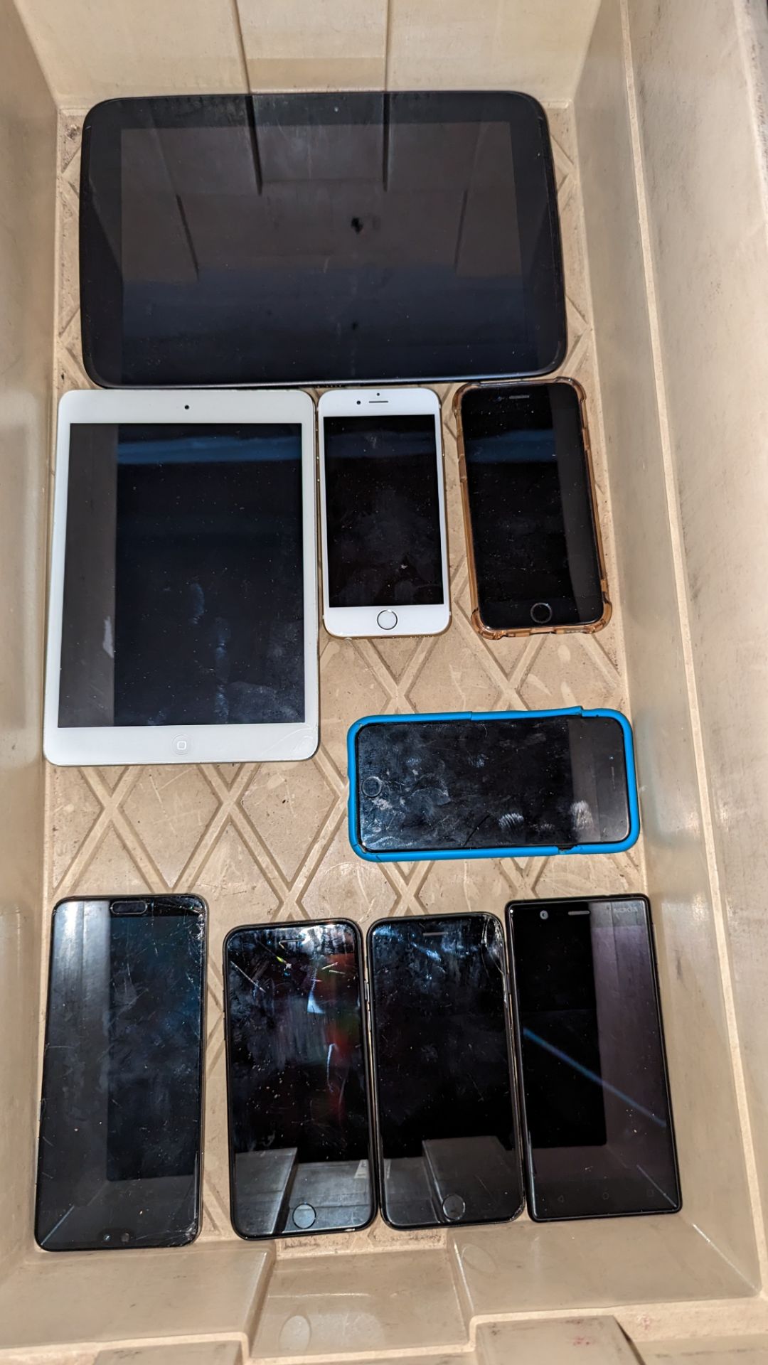 Mixed tablet/phone lot comprising iPad, Nexus tablet, 4 assorted iPhones, Nokia phone & Galaxy phone - Image 3 of 14