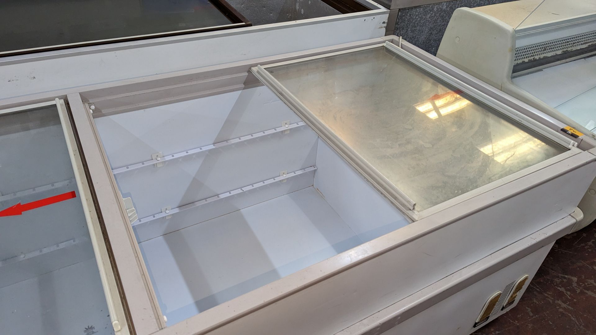 Large clear topped chest freezer measuring approximately 246cm x 91cm - Image 4 of 6
