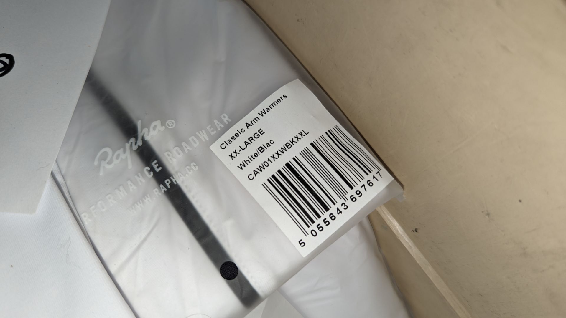20 pairs of Rapha Cycling ladies arm warmers, in white with black detailing. These mostly appear to - Image 3 of 4