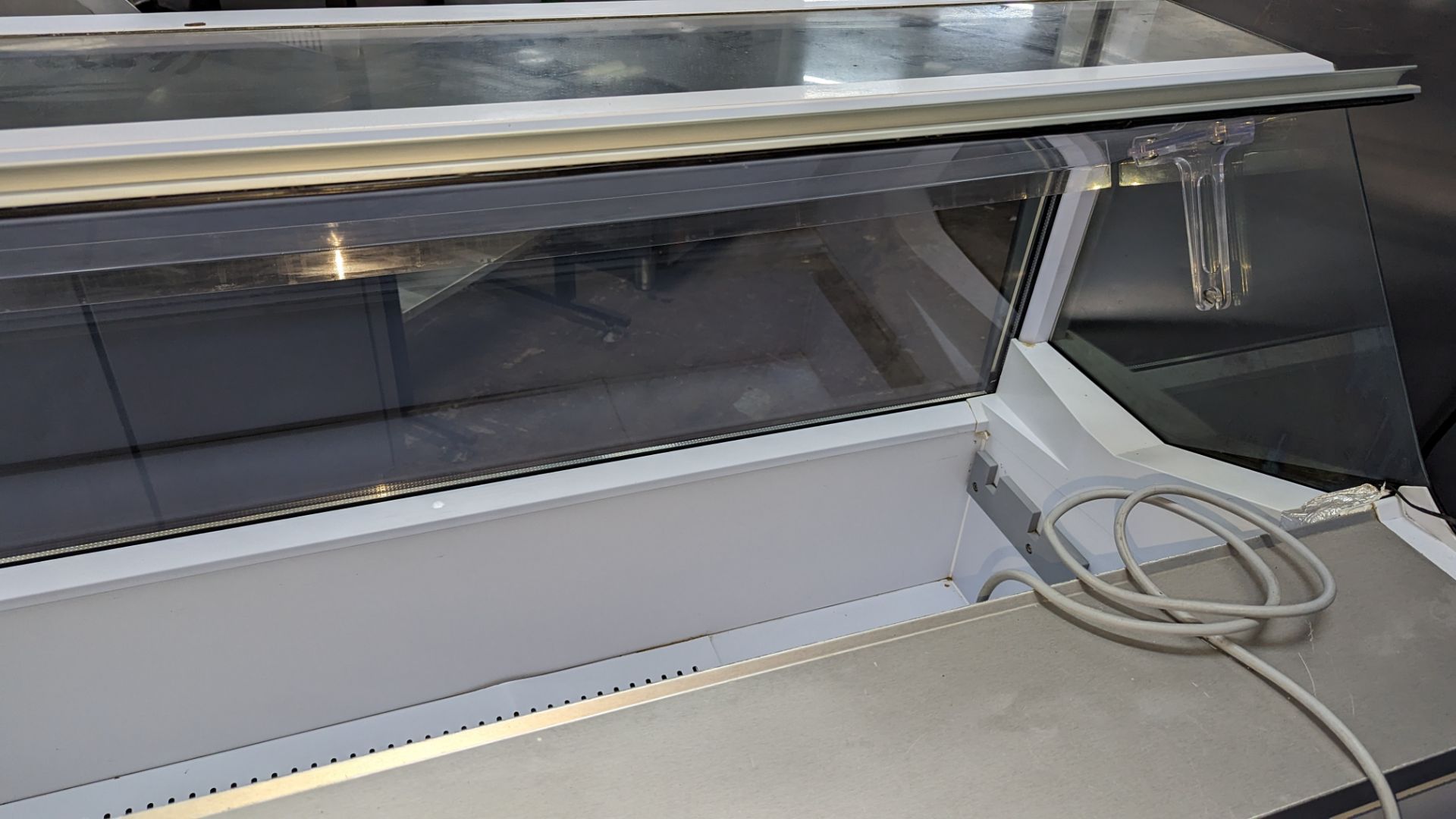 Refrigerated mobile ice cream counter, approximately 166cm wide - Image 6 of 9