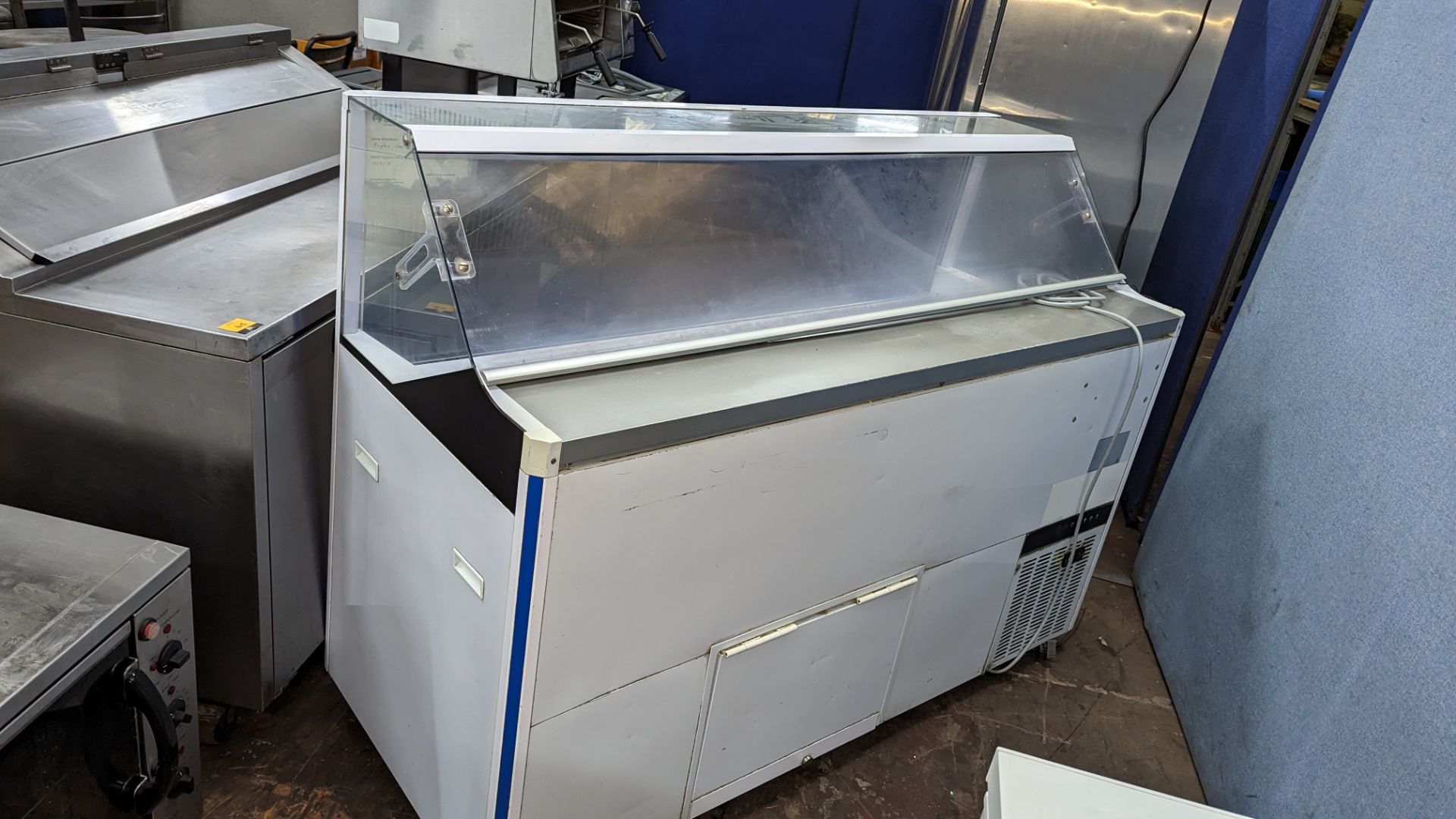 Refrigerated mobile ice cream counter, approximately 166cm wide - Image 3 of 9