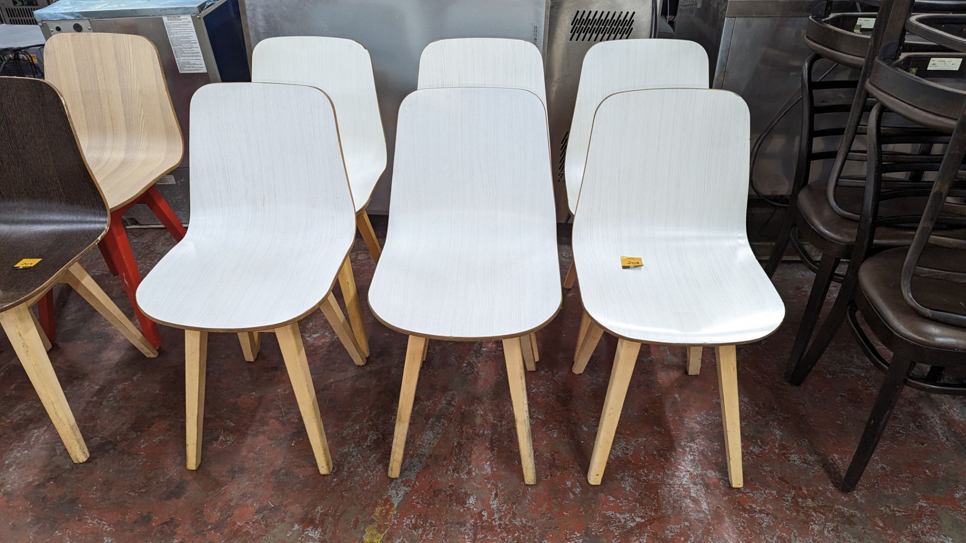 6 matching wooden chairs with white painted bases. NB these chairs look the same style, but a diffe - Image 2 of 5