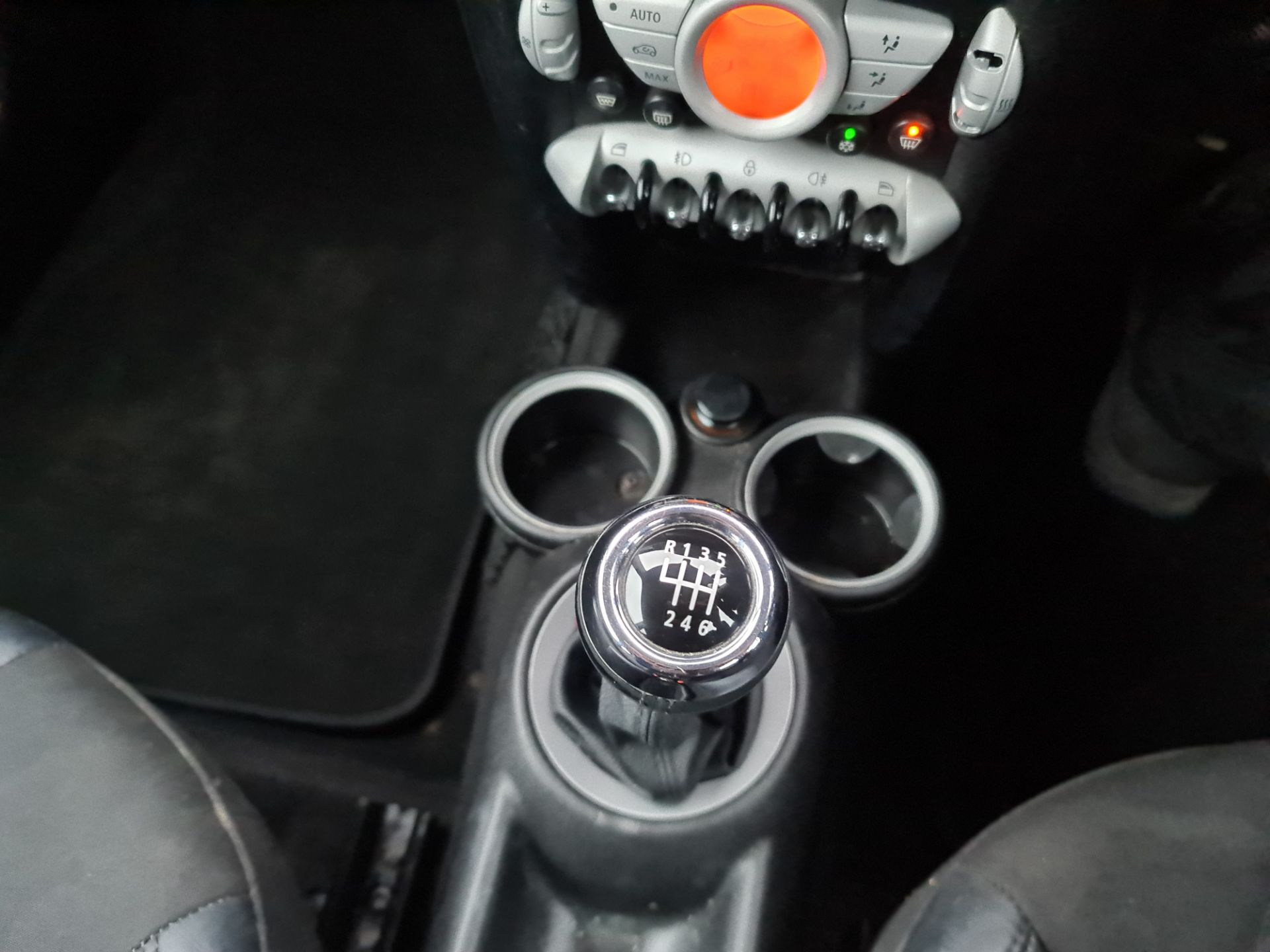 YE09 CDU Mini Cooper Graphite 3 door hatchback car, 6 speed manual gearbox, 1598cc petrol engine. C - Image 51 of 56