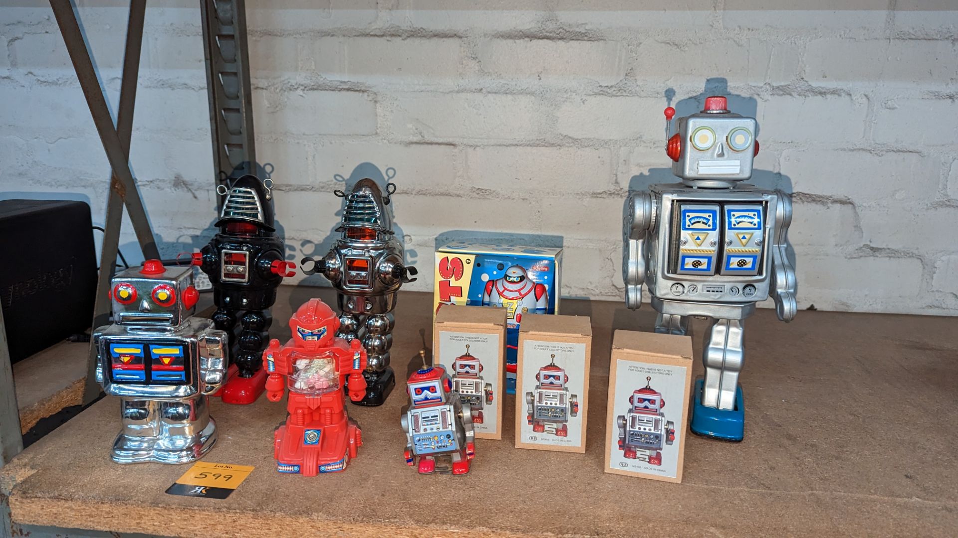 10 off assorted robots including dispensers, wind-up toys, money box & more