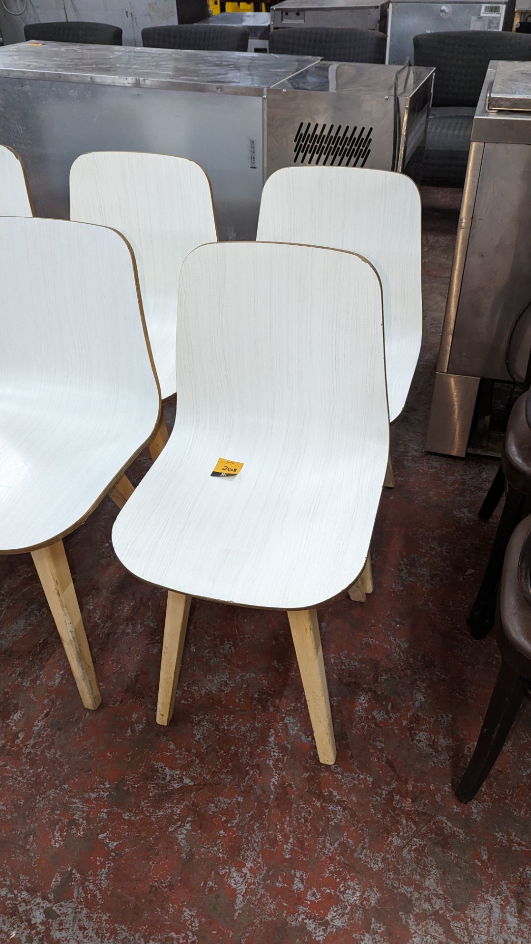 6 matching wooden chairs with white painted bases. NB these chairs look the same style, but a diffe - Image 3 of 5
