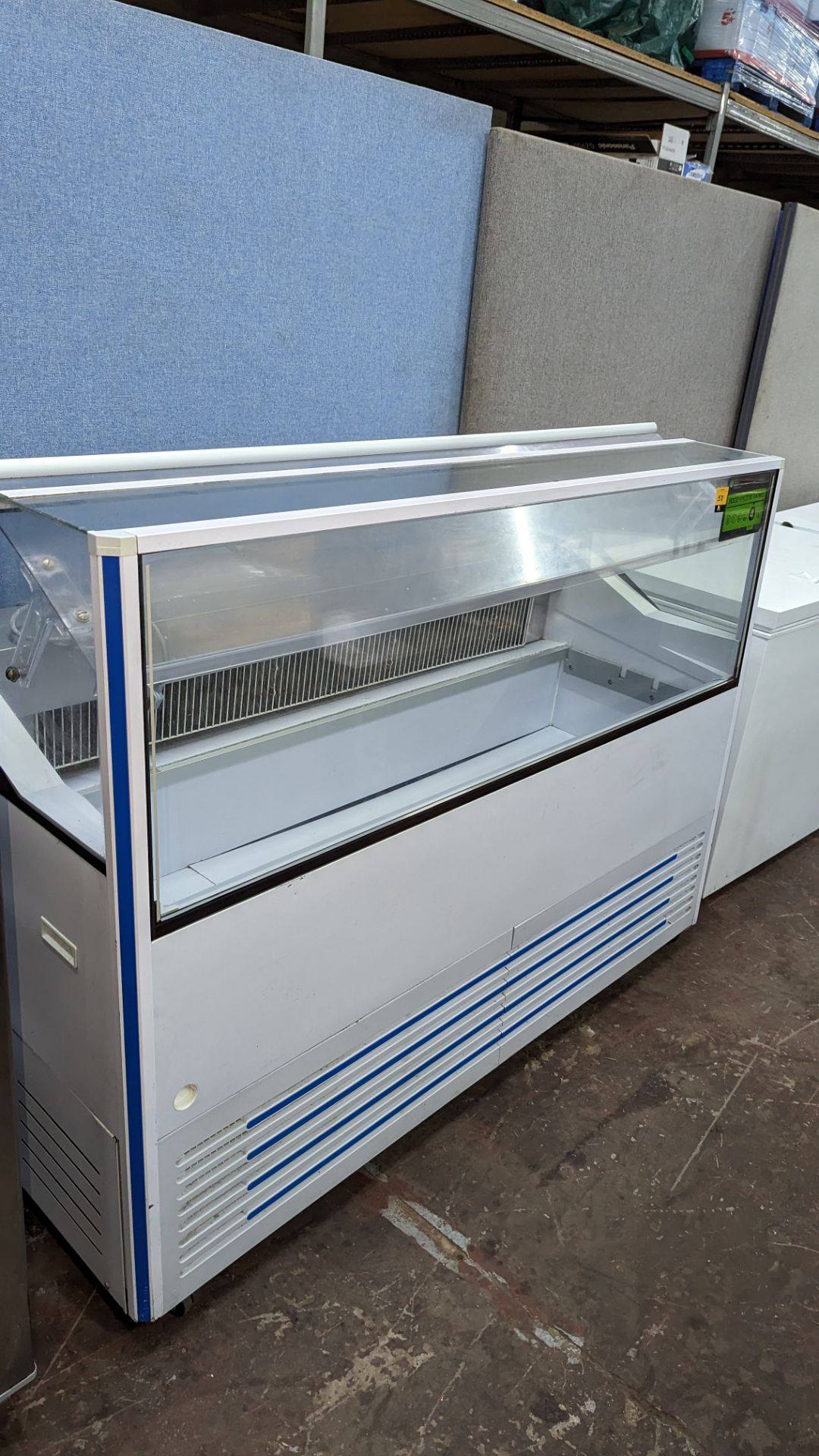 Refrigerated mobile ice cream counter, approximately 166cm wide - Image 7 of 9