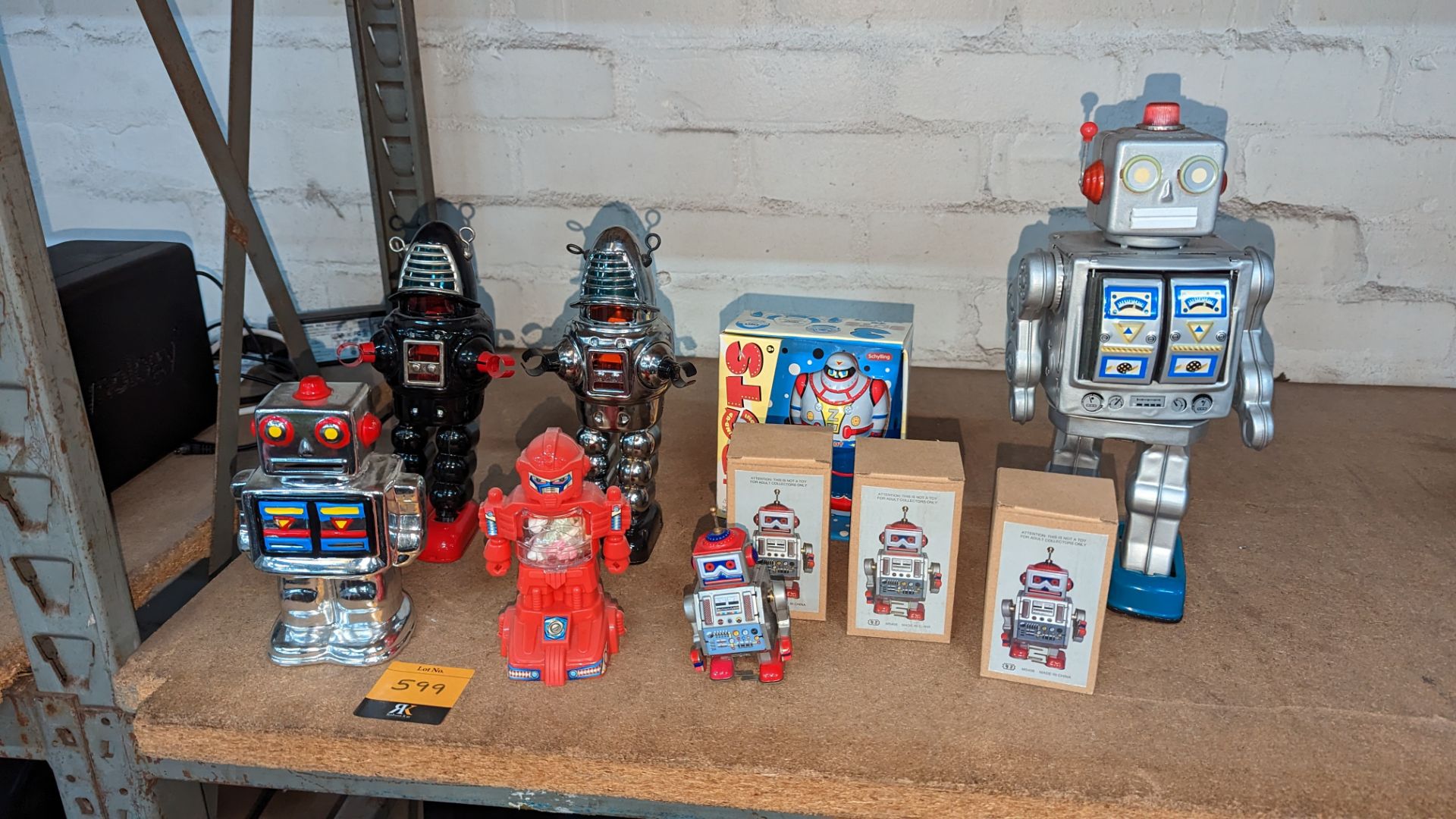 10 off assorted robots including dispensers, wind-up toys, money box & more - Image 2 of 5