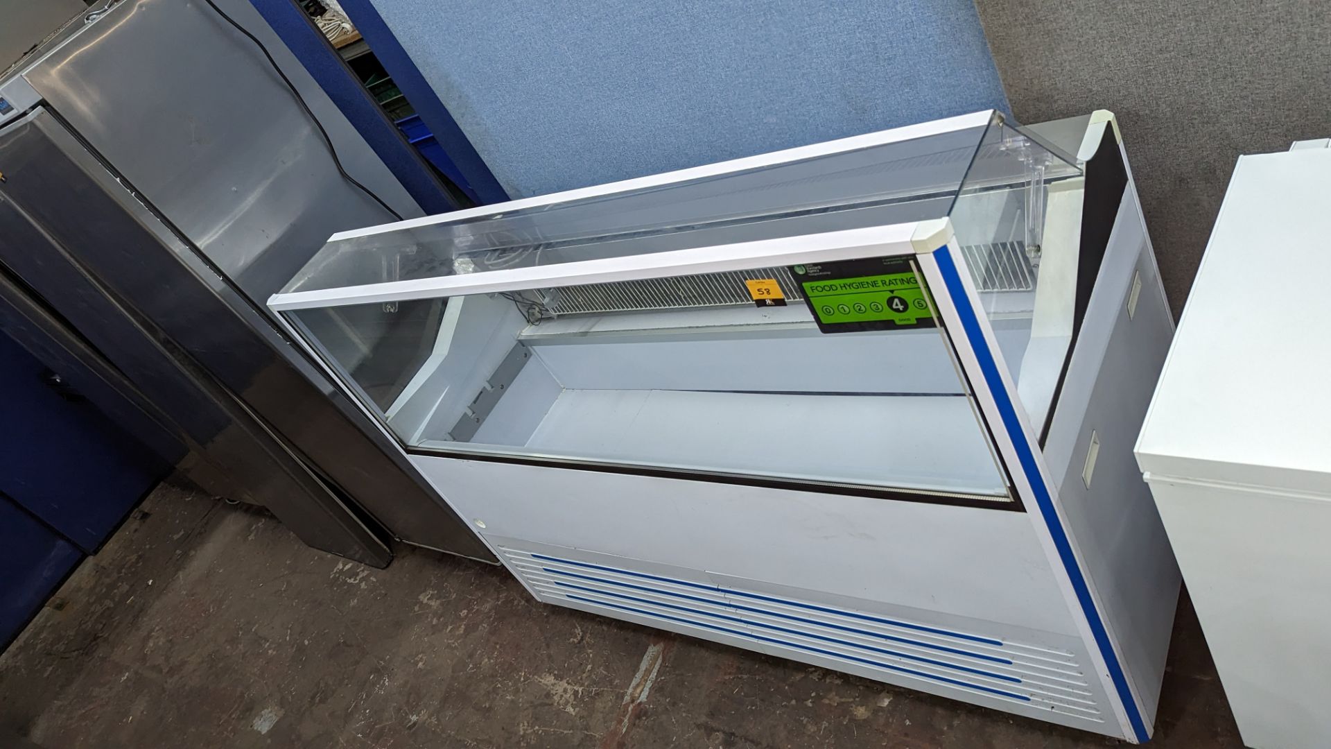 Refrigerated mobile ice cream counter, approximately 166cm wide - Image 2 of 9