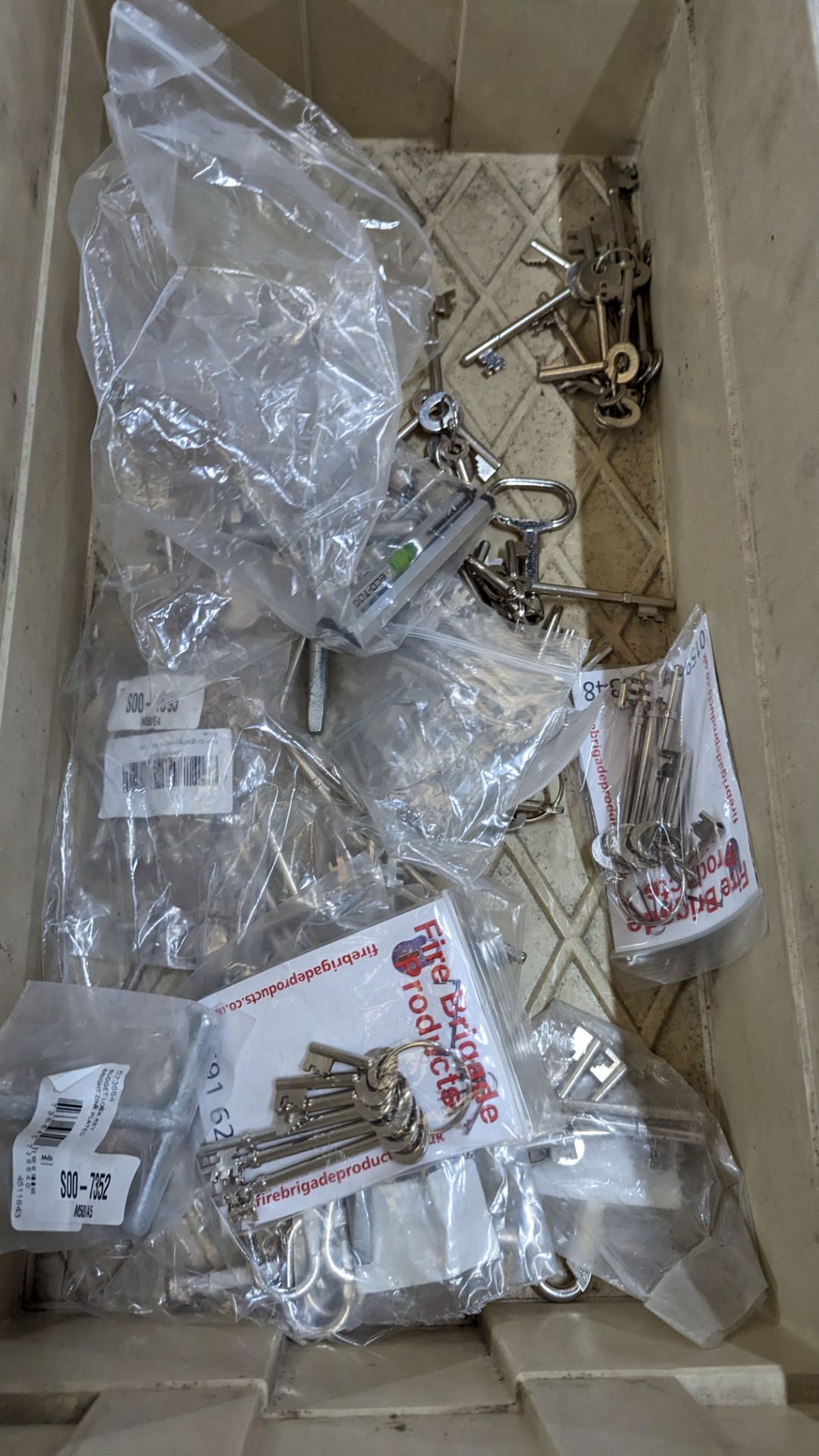 The contents of 2 crates of assorted keys, for cabinets and emergency access doors and meters and mo - Image 4 of 6