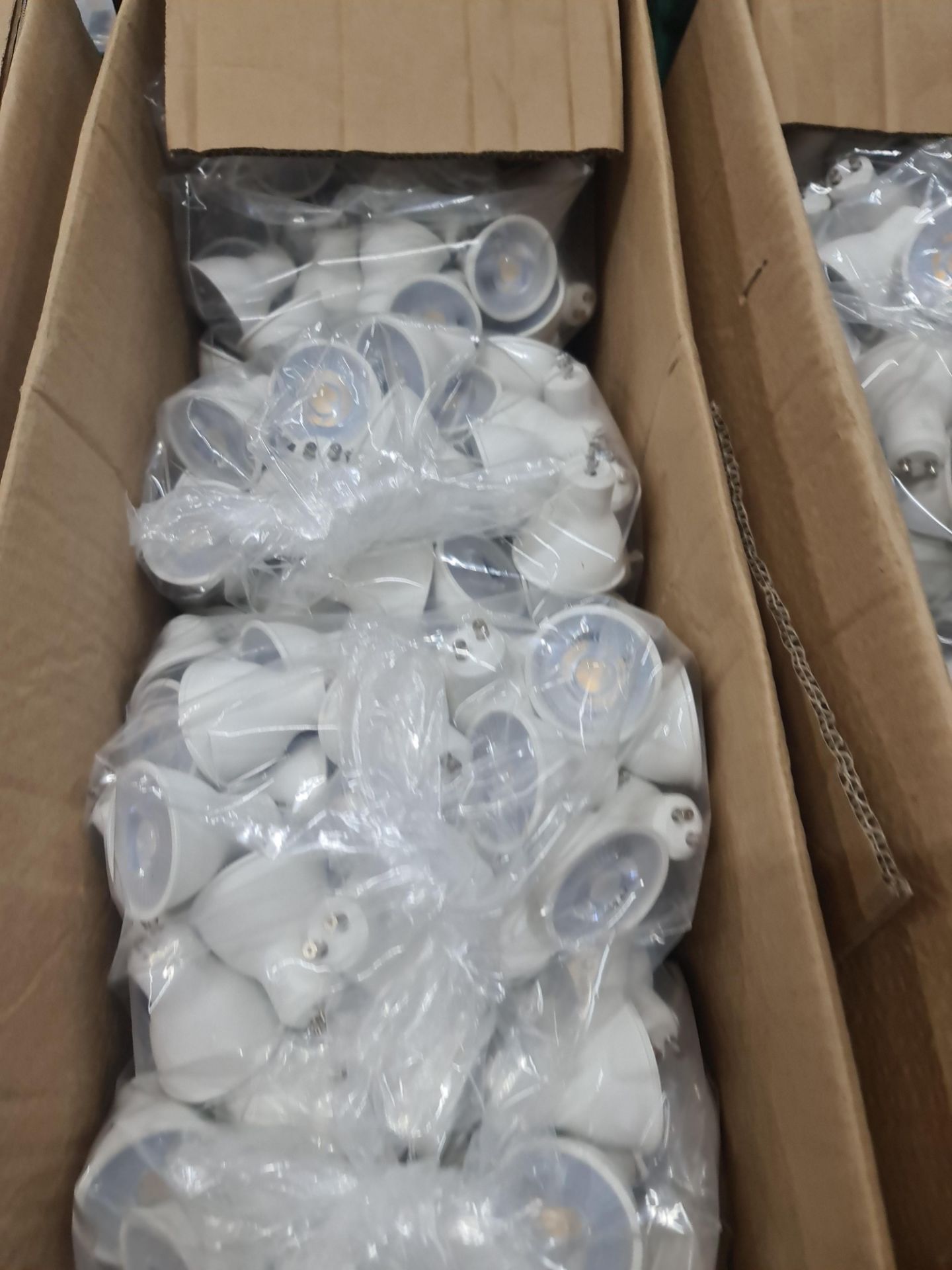 Approximately 200 GU10 LED dimmable 7w bulbs, 4000k