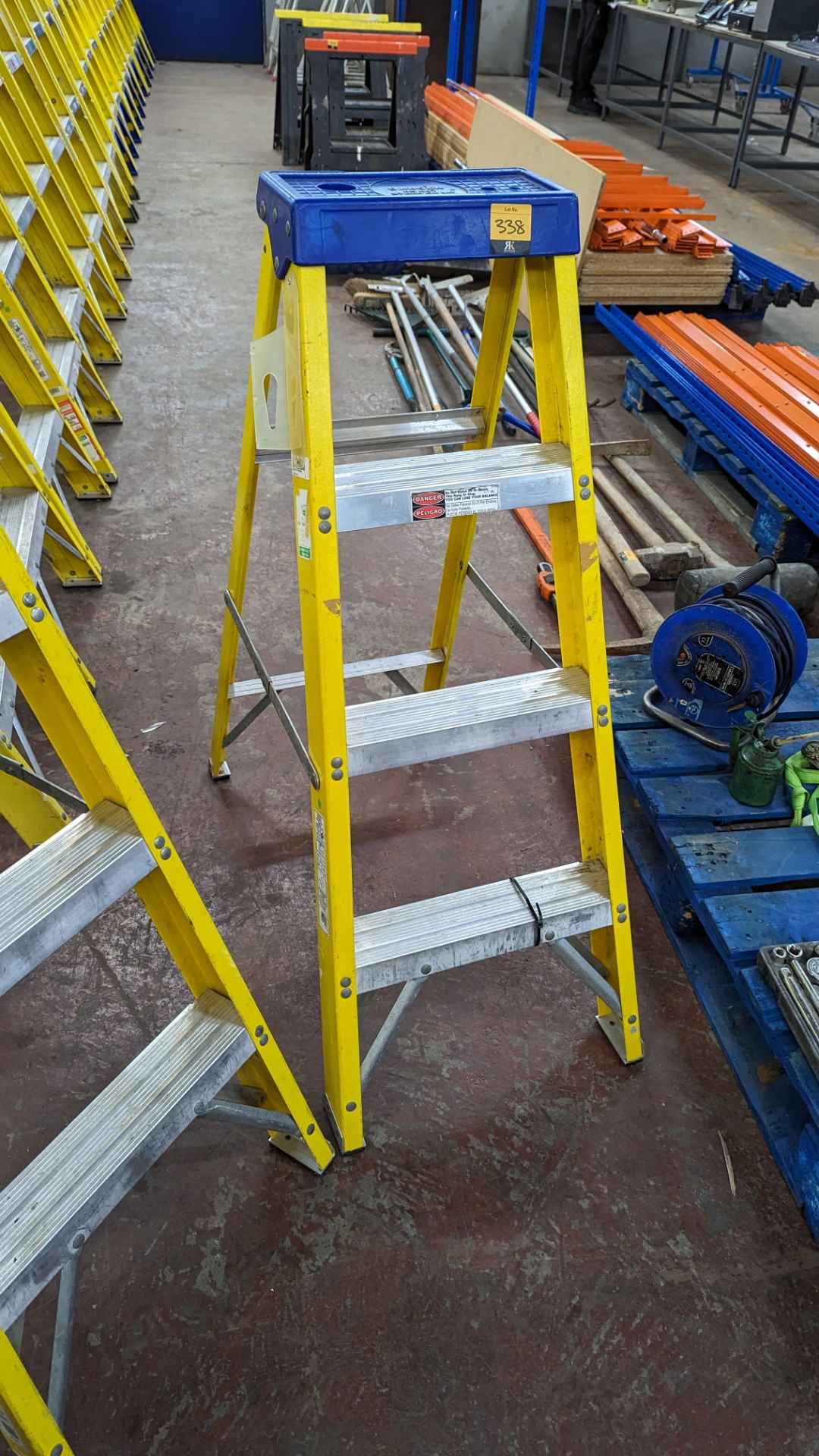 2 off Youngman 4 thread insulated stepladders. N.B. the stepladders forming lots 329 to 335 all app - Image 3 of 7