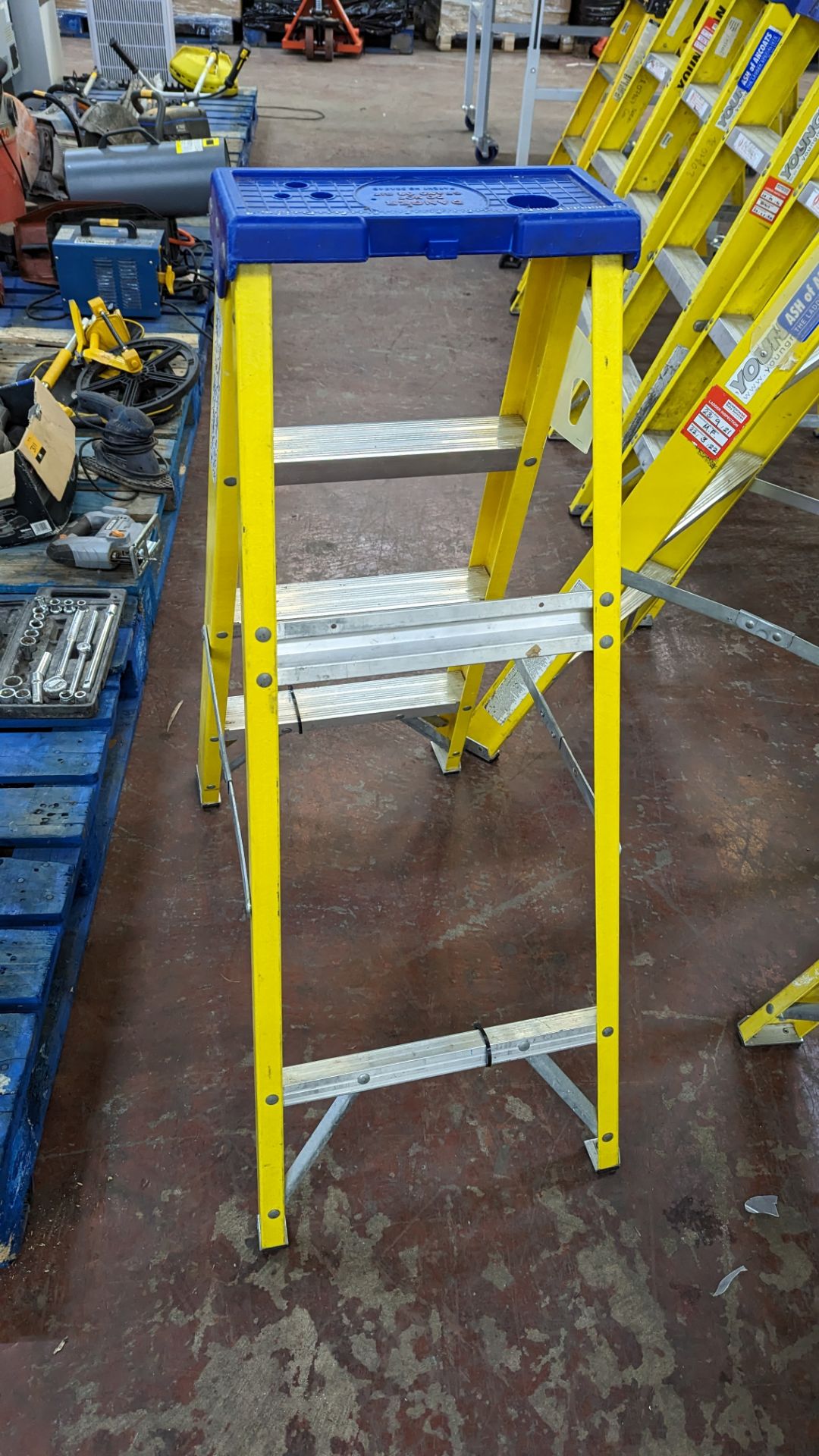2 off Youngman 4 thread insulated stepladders. N.B. the stepladders forming lots 329 to 335 all app - Image 4 of 7