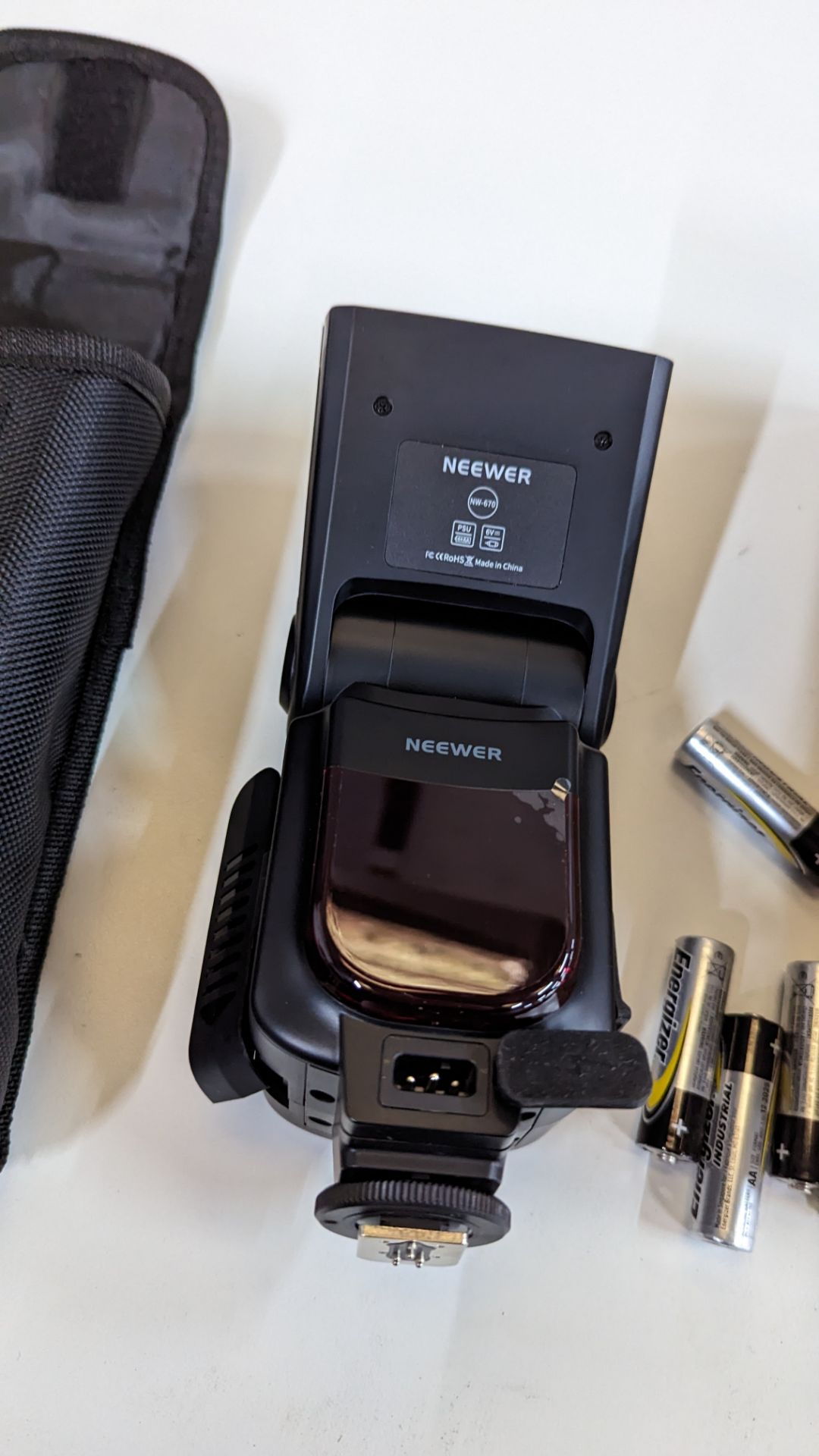 Neewer TTL flash unit model NW-670. This lot includes box, carry case and mounting bracket - Image 7 of 14