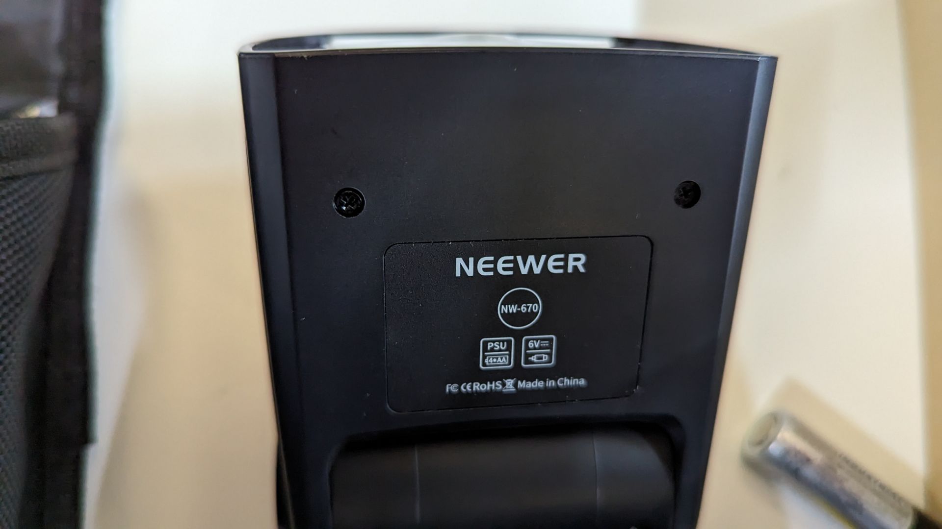 Neewer TTL flash unit model NW-670. This lot includes box, carry case and mounting bracket - Image 10 of 14