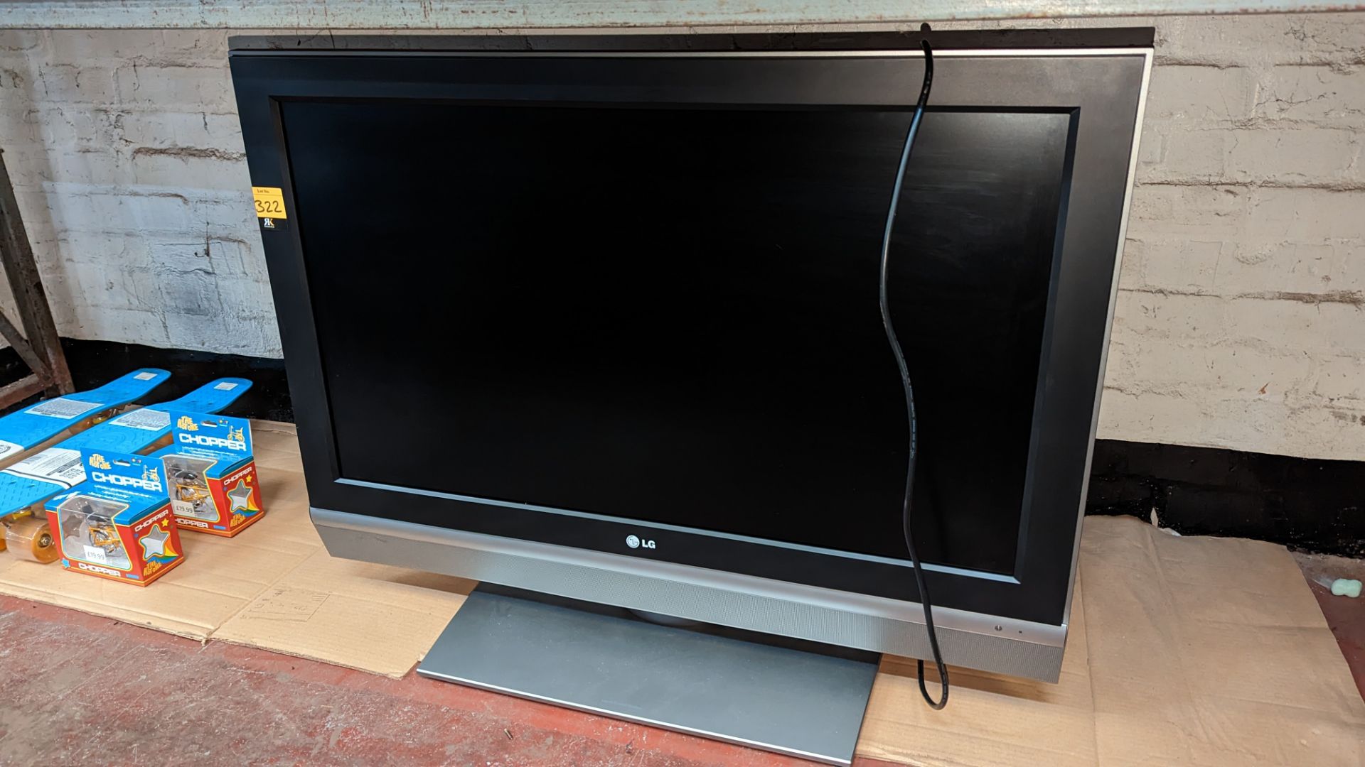 LG 37" LCD flat panel TV on desktop stand, including remote control - Image 3 of 7