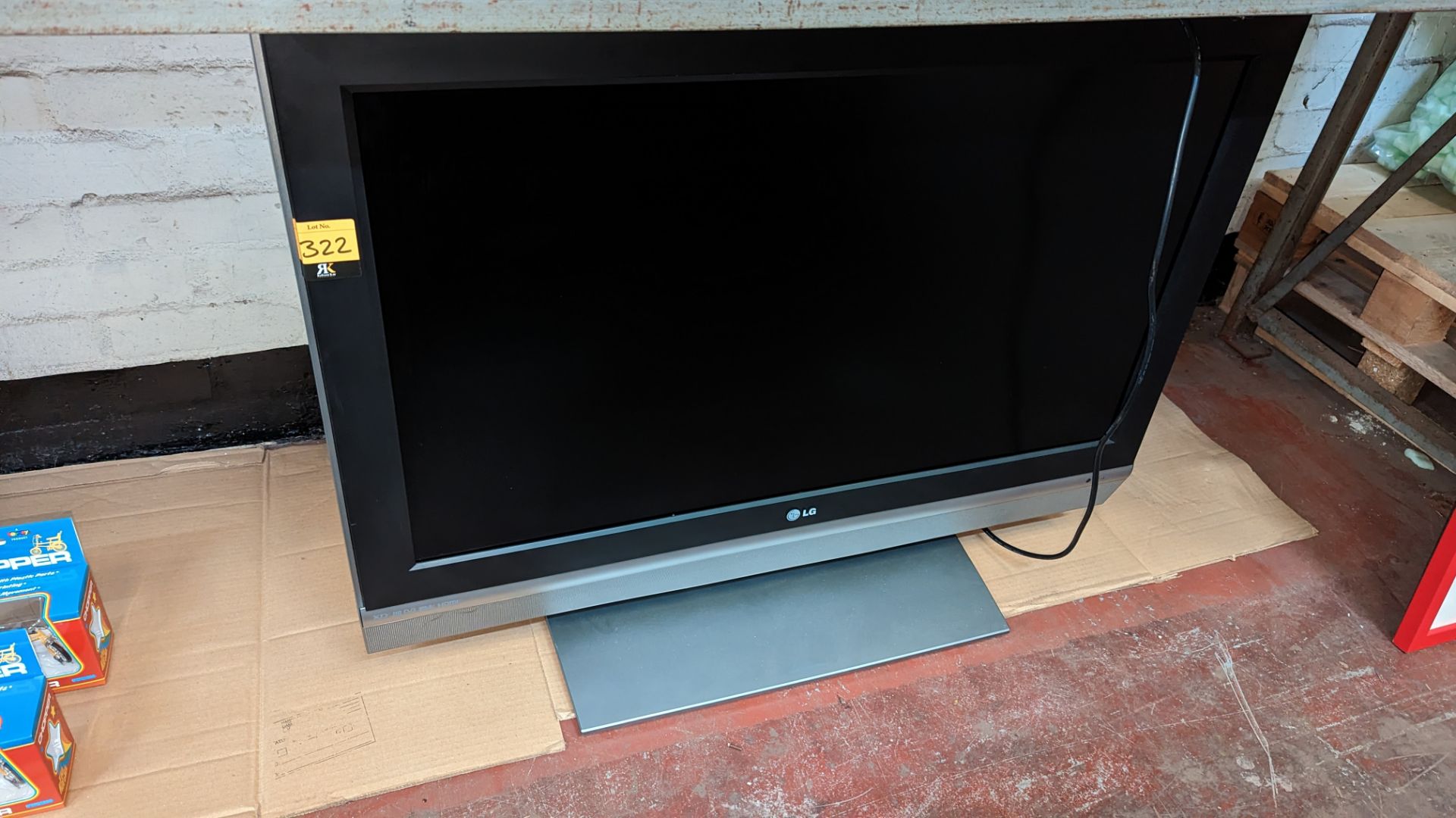 LG 37" LCD flat panel TV on desktop stand, including remote control - Image 2 of 7