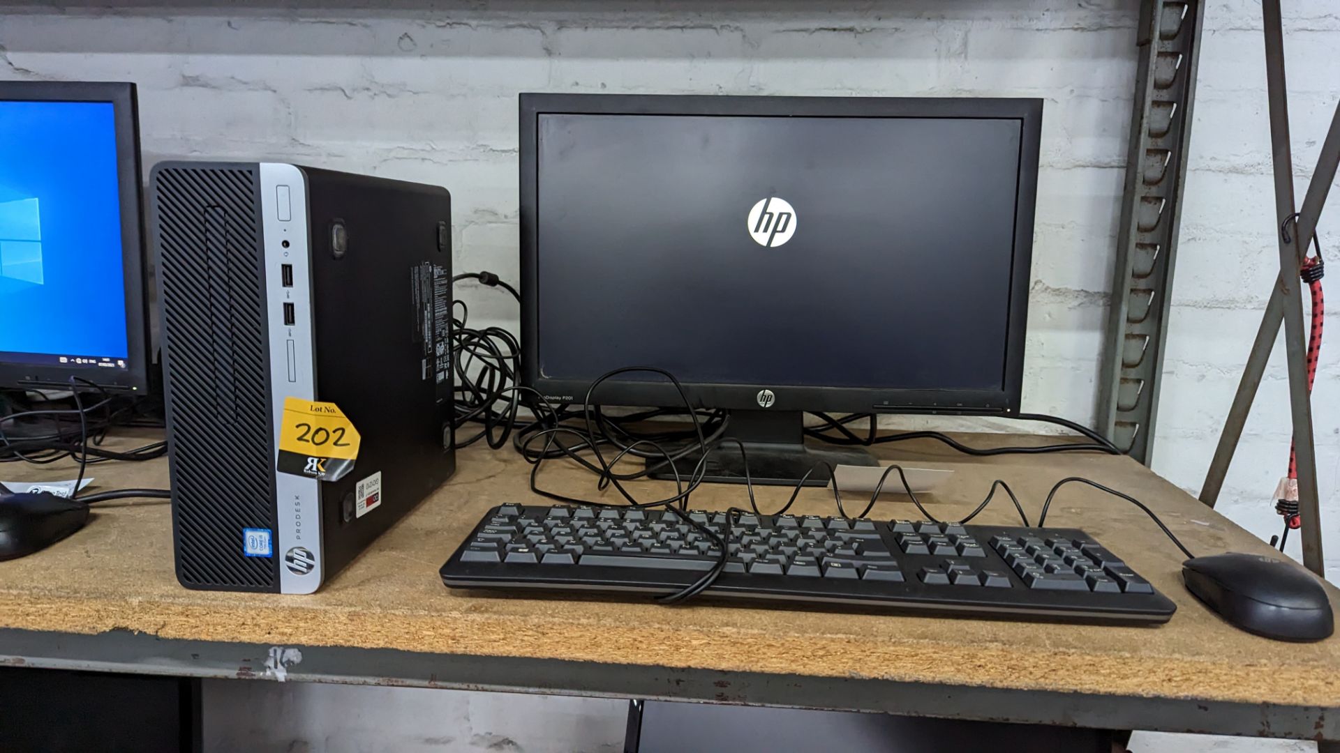 HP ProDesk 400 G4 SFF Business PC with Intel Core i5 7500 CPU, 8GB RAM, 250GB SSD, including keyboar - Image 2 of 8