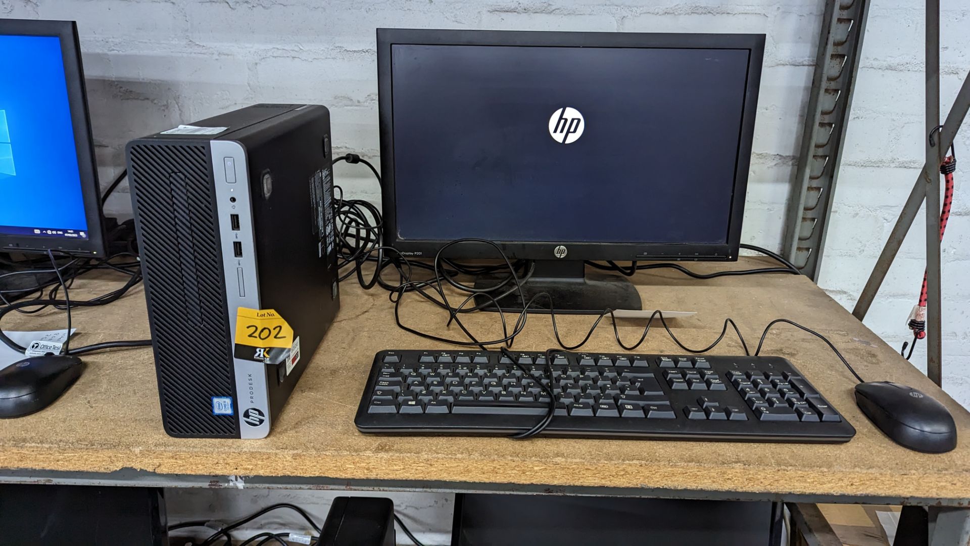 HP ProDesk 400 G4 SFF Business PC with Intel Core i5 7500 CPU, 8GB RAM, 250GB SSD, including keyboar - Image 3 of 8