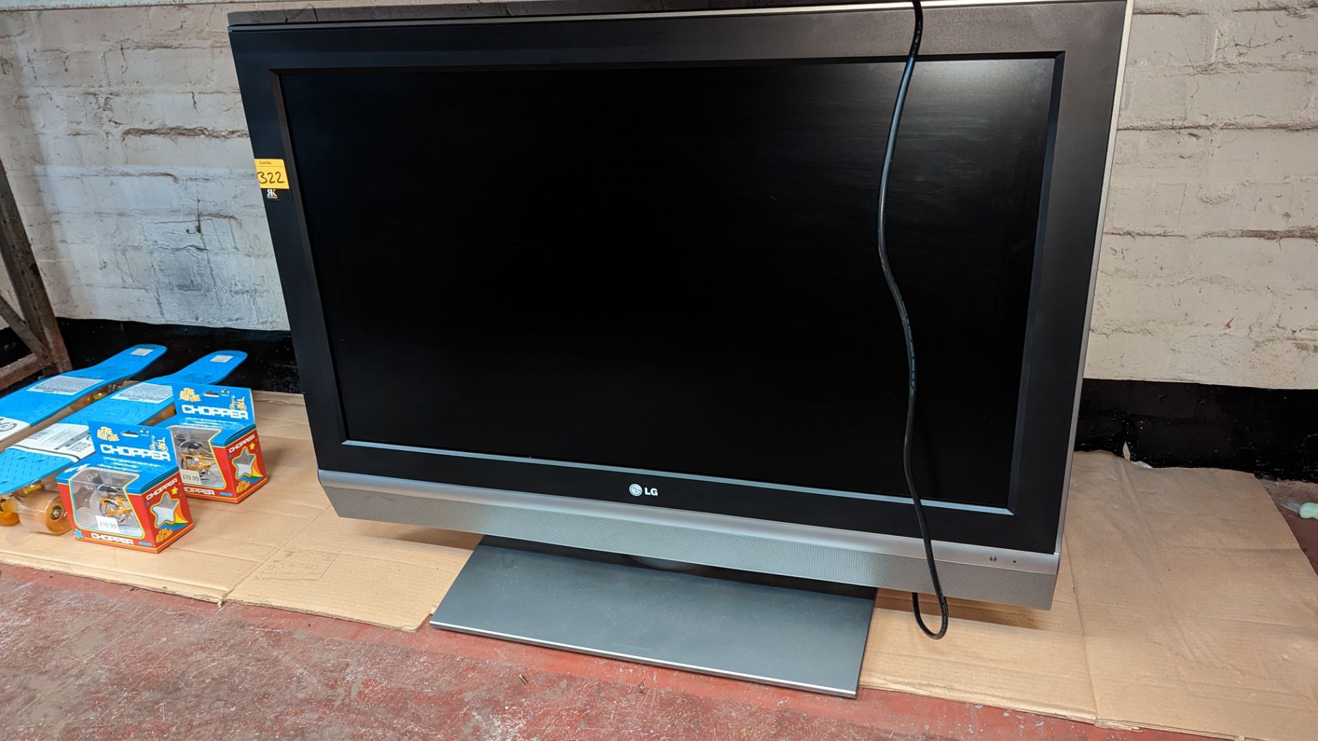 LG 37" LCD flat panel TV on desktop stand, including remote control - Image 4 of 7