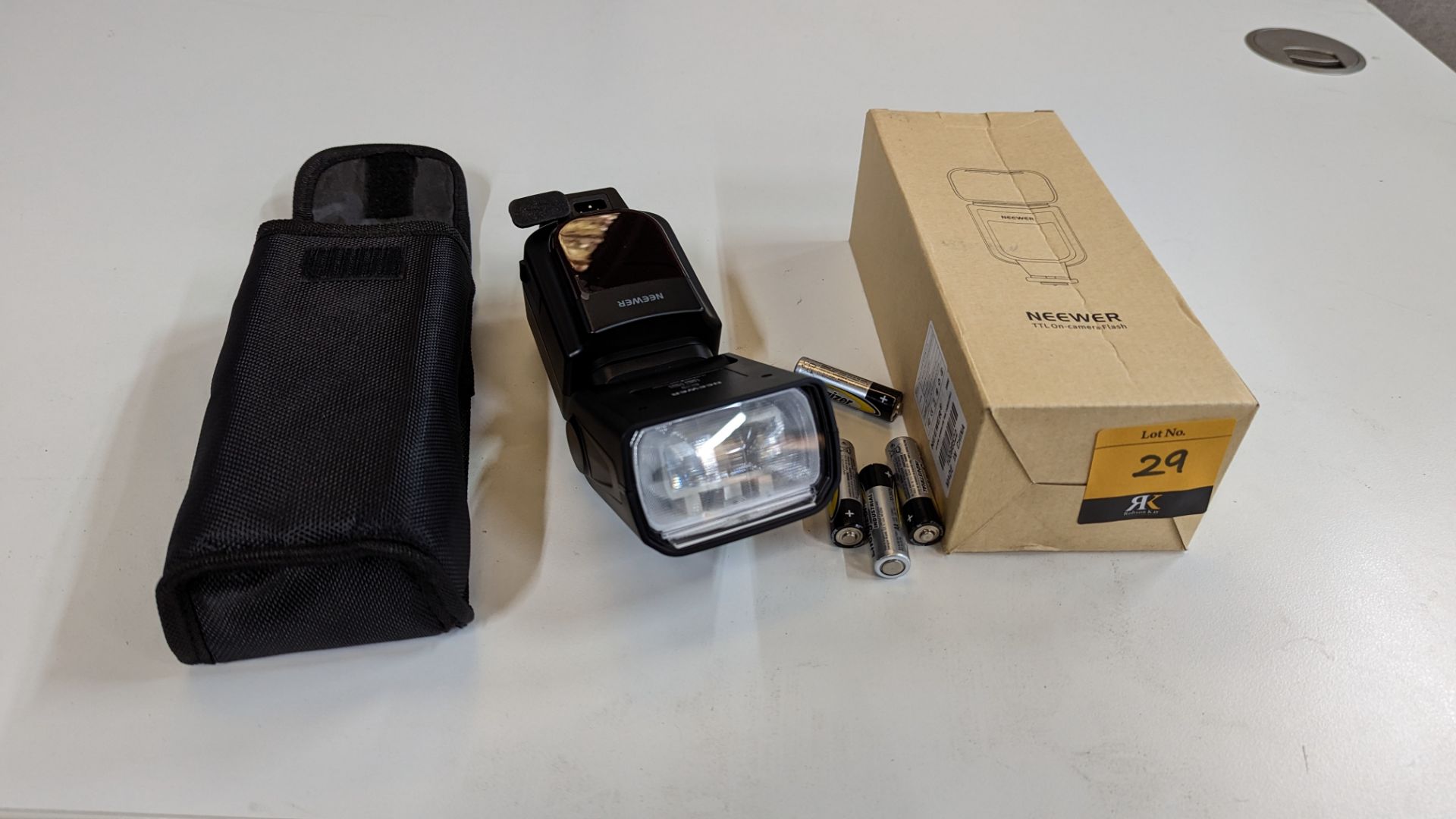 Neewer TTL flash unit model NW-670. This lot includes box, carry case and mounting bracket - Image 12 of 14
