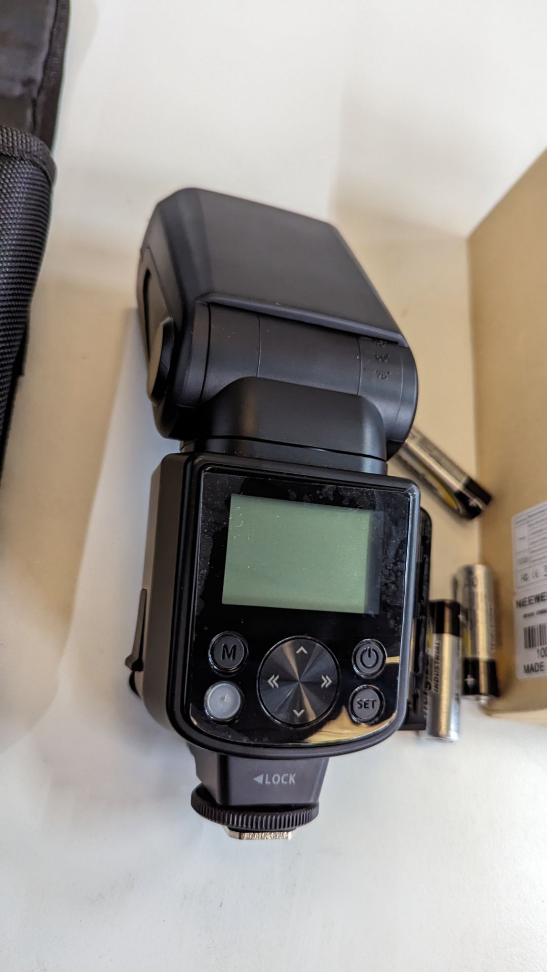 Neewer TTL flash unit model NW-670. This lot includes box, carry case and mounting bracket - Image 4 of 14