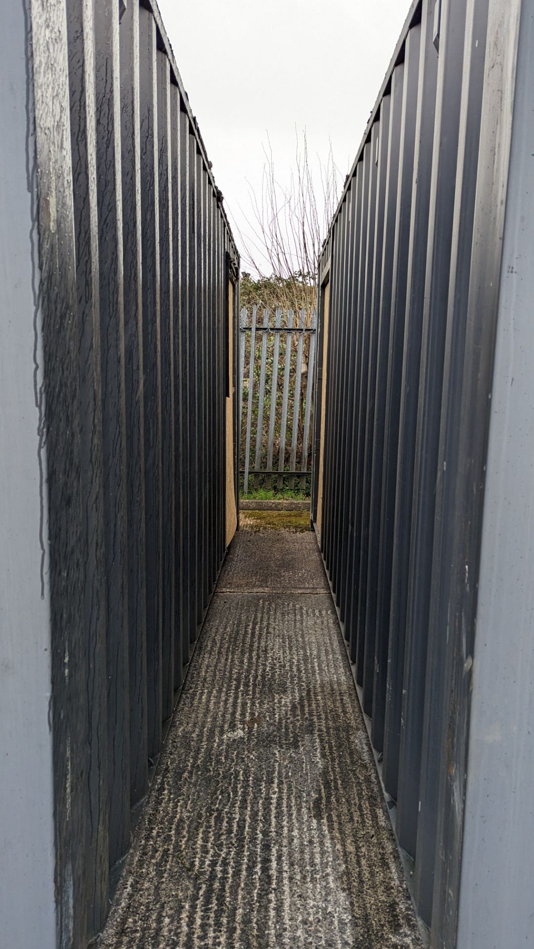 Container based show home. This lot comprises 3 off 20ft containers, which connect together - Image 36 of 40