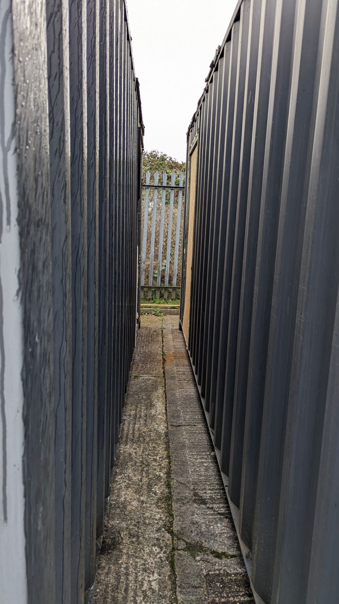 Container based show home. This lot comprises 3 off 20ft containers, which connect together - Image 35 of 40