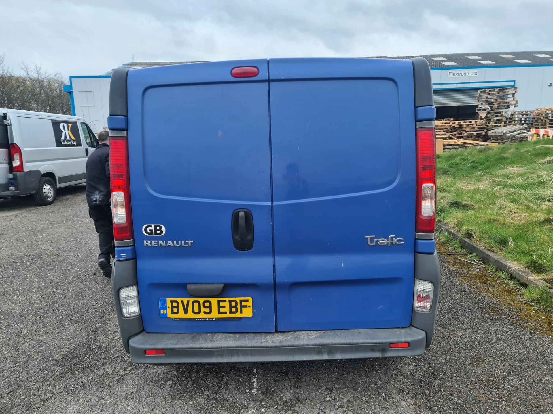 2009 Renault Trafic LL29 DCi 115 panel van, Registration BV09 EBF . 6 speed manual gearbox, 1995cc - Image 4 of 53