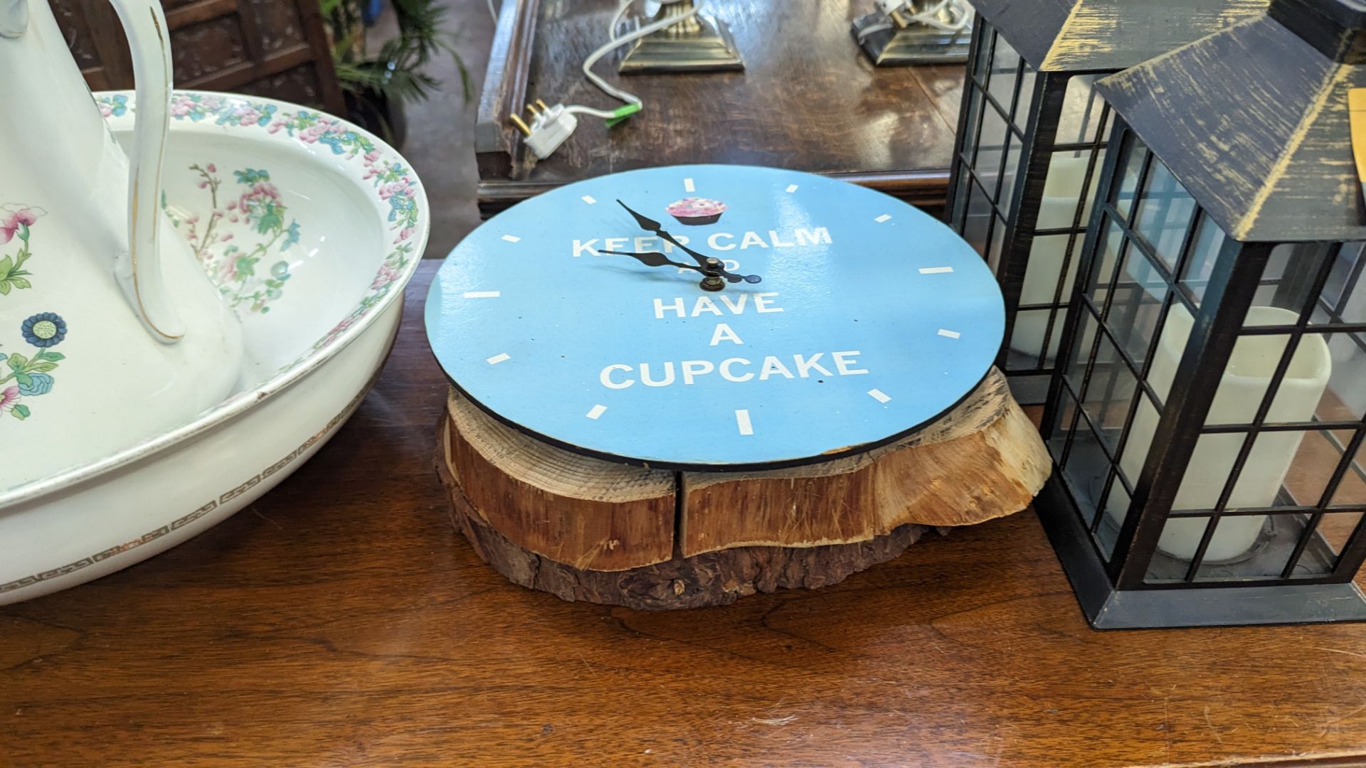 Quantity of decorative items comprising large table/mantle clock, large bowl with matching jug, smal - Image 4 of 7