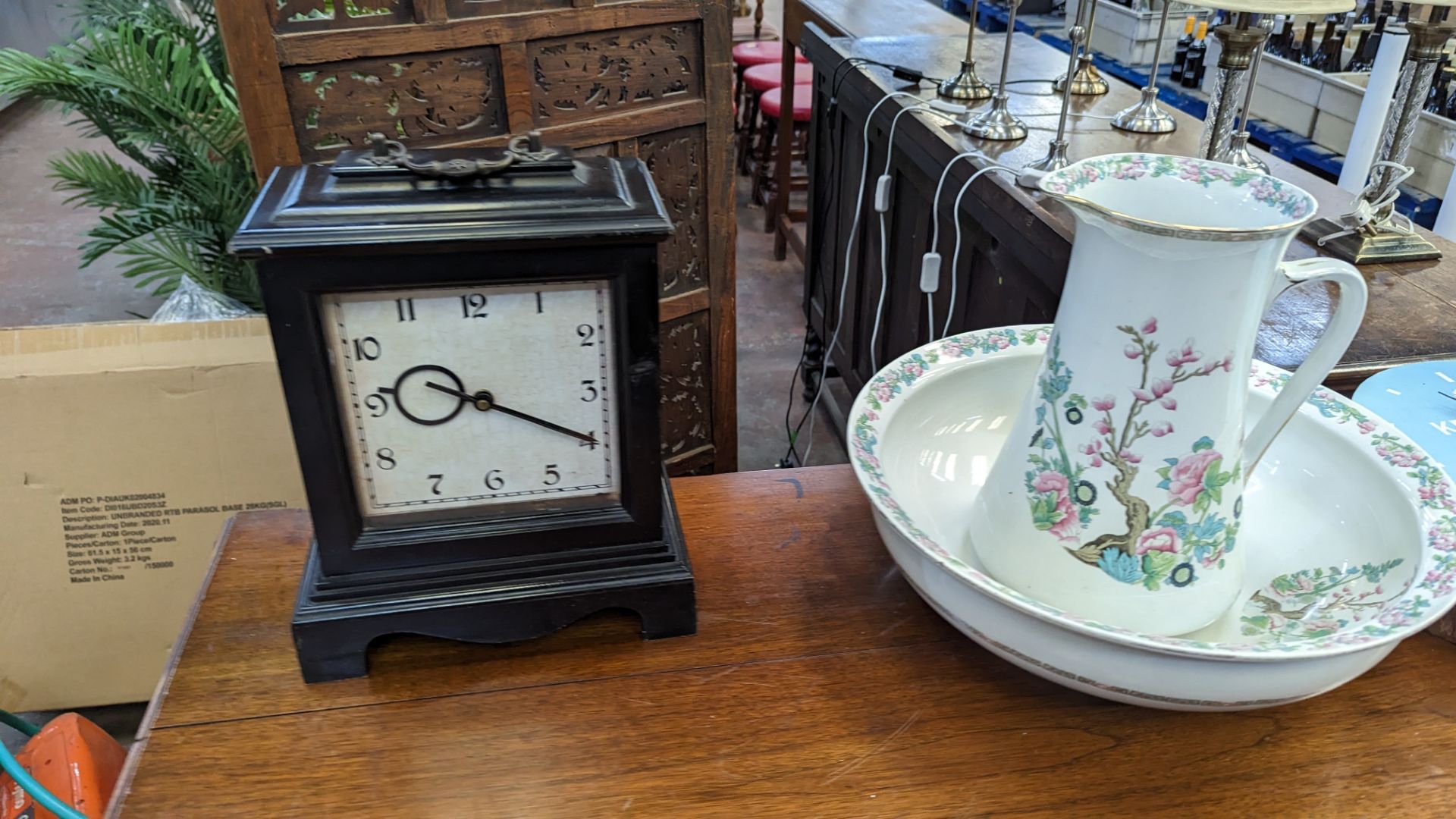 Quantity of decorative items comprising large table/mantle clock, large bowl with matching jug, smal - Image 6 of 7