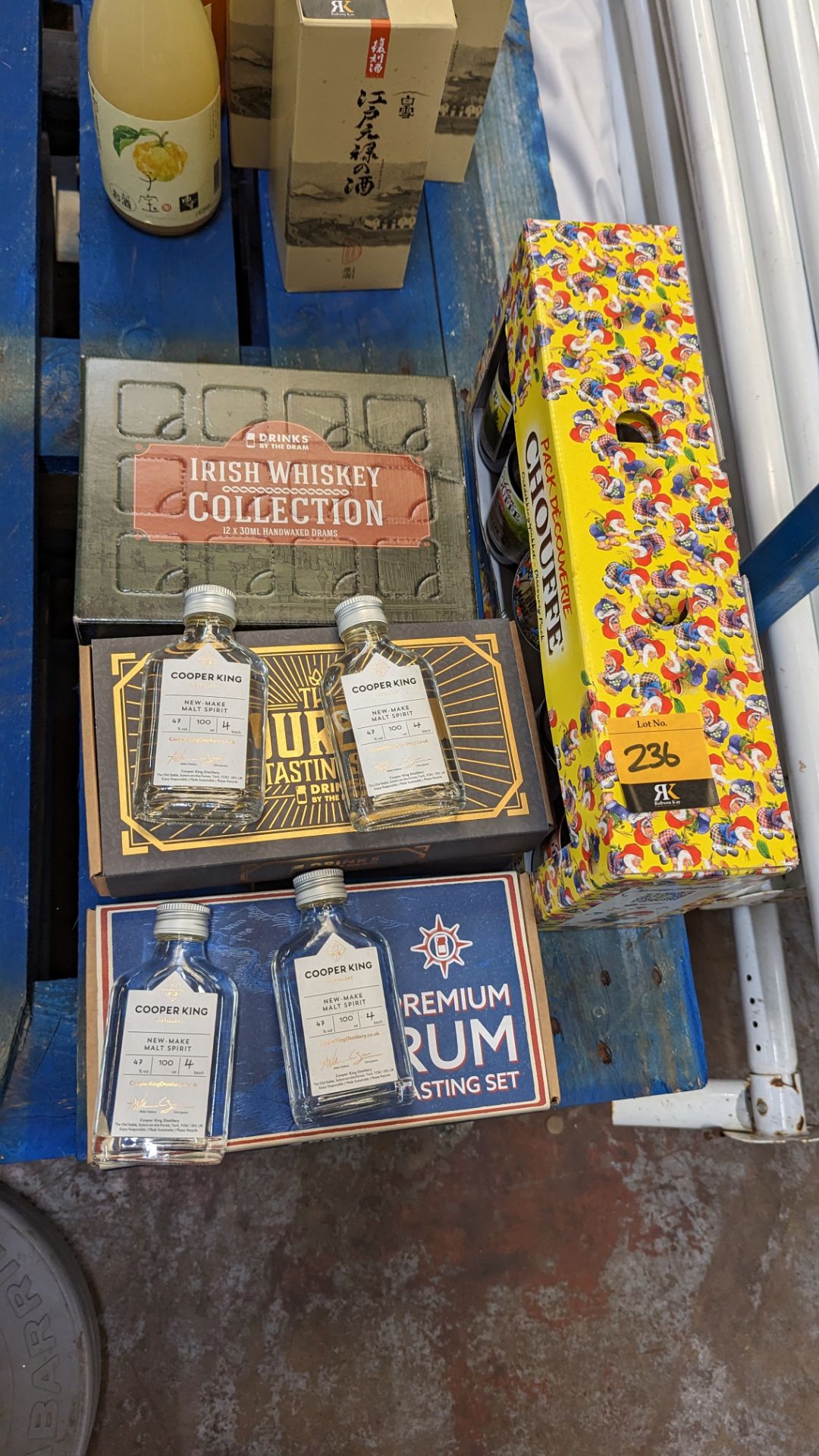 Mixed alcohol gift sets. This lot comprises 1 box with 5 off 30ml bottles of rum, 2 boxes each with