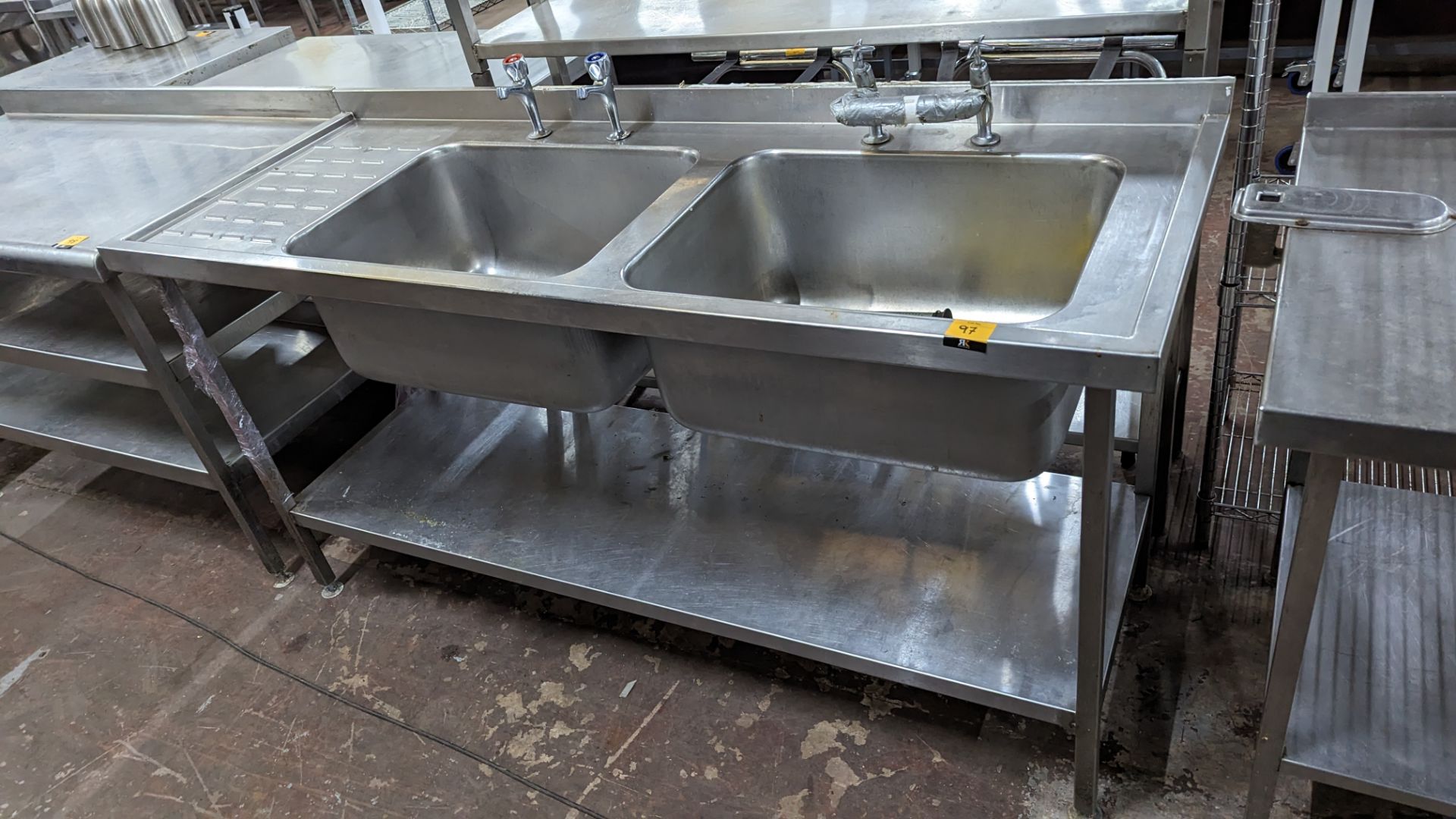 Stainless steel floor standing twin bowl sink arrangement with drainer to the left - Image 2 of 5