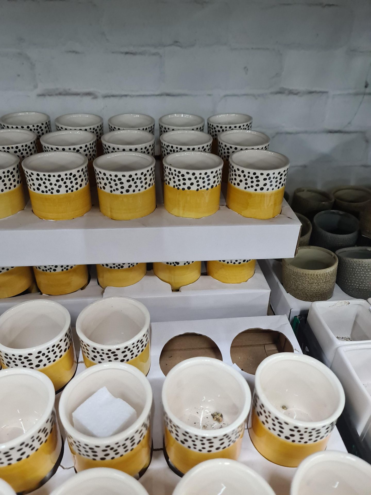 3 trays of Kobe yellow patterned pots each standing on 3 legs, approximately 43 pots in total - Image 4 of 5