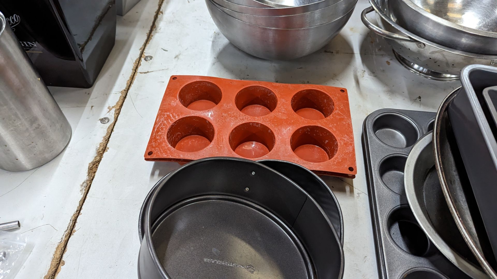 Quantity of trays, bowls and other kitchen related items - the contents of a table including trays, - Image 7 of 11