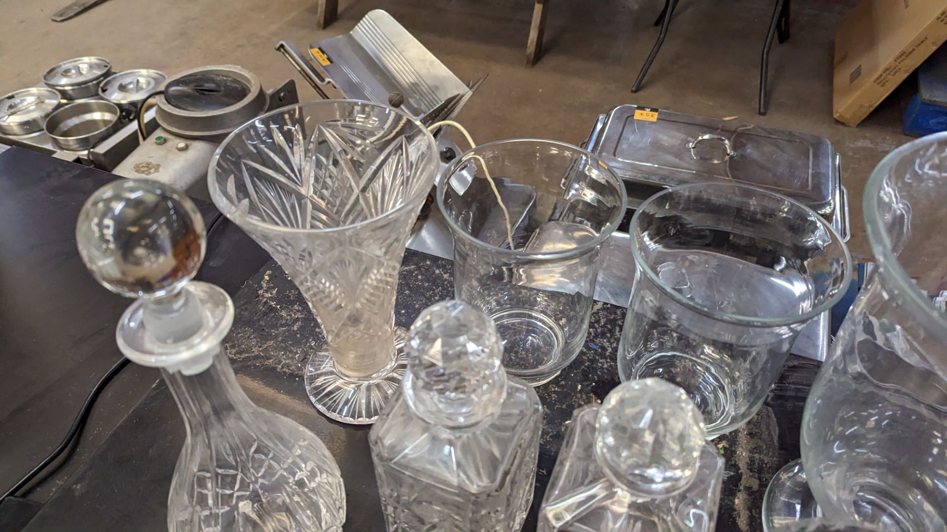 Mixed glass ornamental lot comprising 5 vases and 3 decanters each with their own stopper - Image 10 of 11