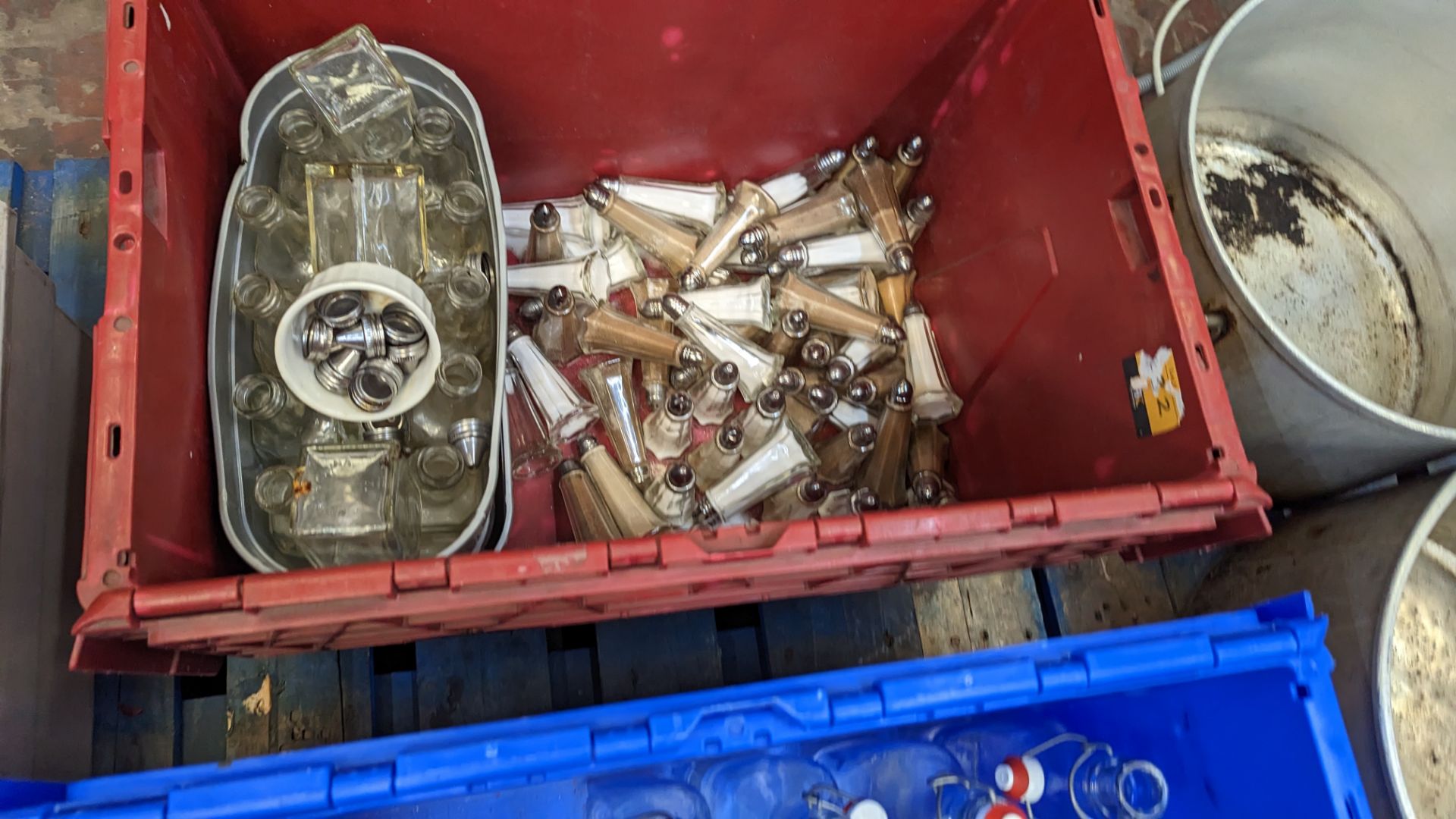 The contents of a pallet comprising glass bottles, glass salt & pepper shakers, glass vinegar bottle - Image 3 of 10